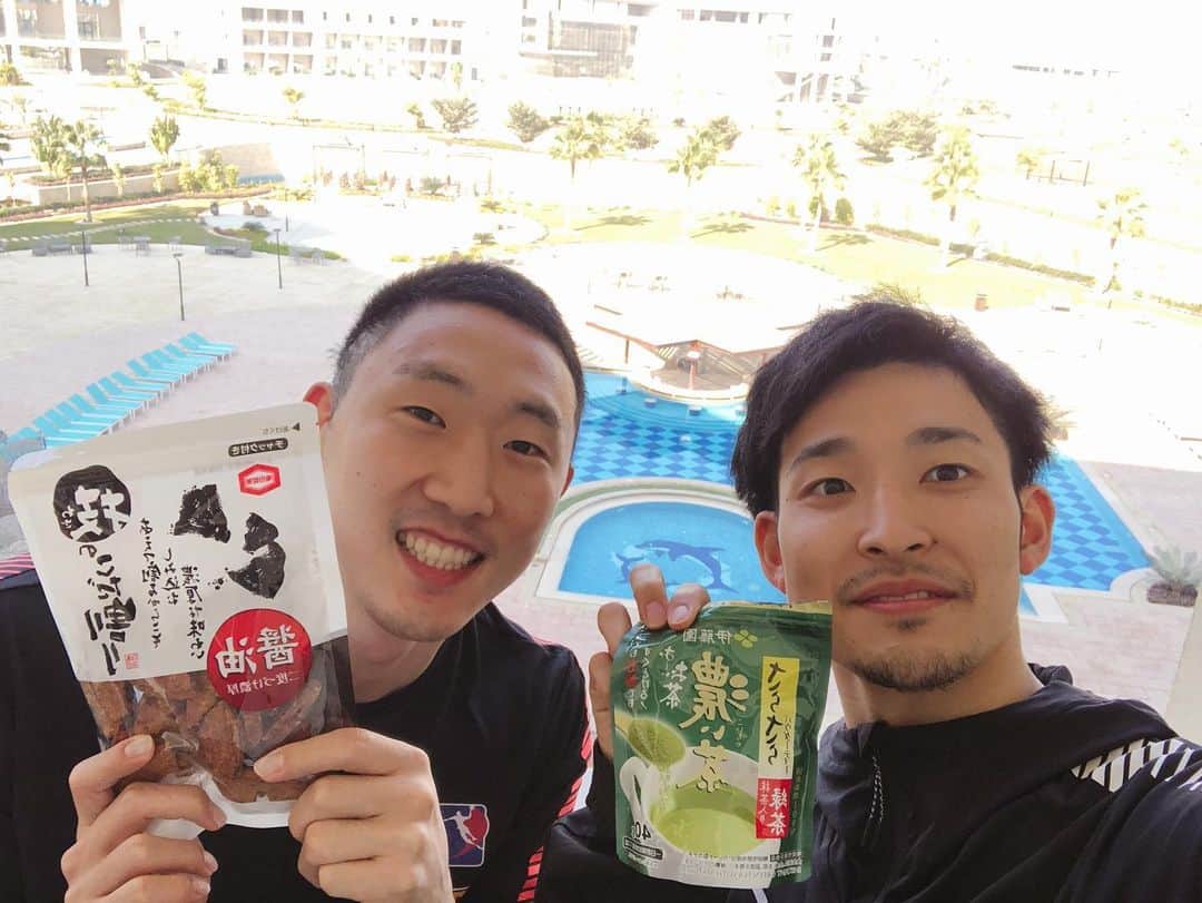 成田幸平さんのインスタグラム写真 - (成田幸平Instagram)「＊＊＊ 毎日投稿6日目。 いつも海外遠征中にお茶とおかきで 日本を感じています✨ 僕たちのマストアイテムです😝 #今日の樹 #彗星JAPAN #HANDBALL #毎日投稿」1月8日 20時28分 - kohei_narita23