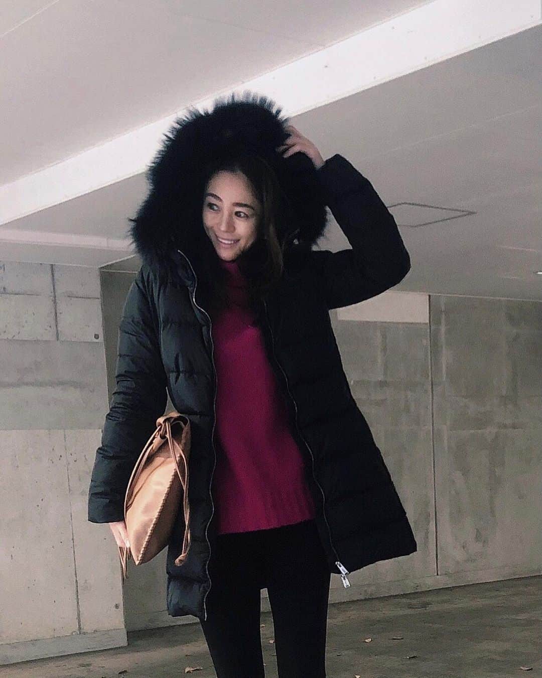 大桑マイミのインスタグラム：「寒かった〜ぁ今日も。 もふもふなフードに包まれて 強風で髪の毛ぼーぼー。 ミドル丈であったかダウンで防寒🙌💓 ウェストがややシェイプされていて女性らしい🙌軽くて薄めなのに頼れる🙏🤫お気に入り @addmilano.jp  @addmilano  #addmilano #addjapan」