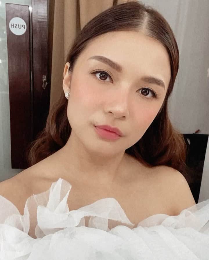 チェルシー・オリビアのインスタグラム：「Akhirnya makeup”an lagi hari ini setelah rambut di uwel2 terus kl di rumah😹 Make up @kunsoomakeupartist  Hairdo @ade_ragil_hairdo  (Ga sabar sama hasil fotonya @bennylims @juniapics )」
