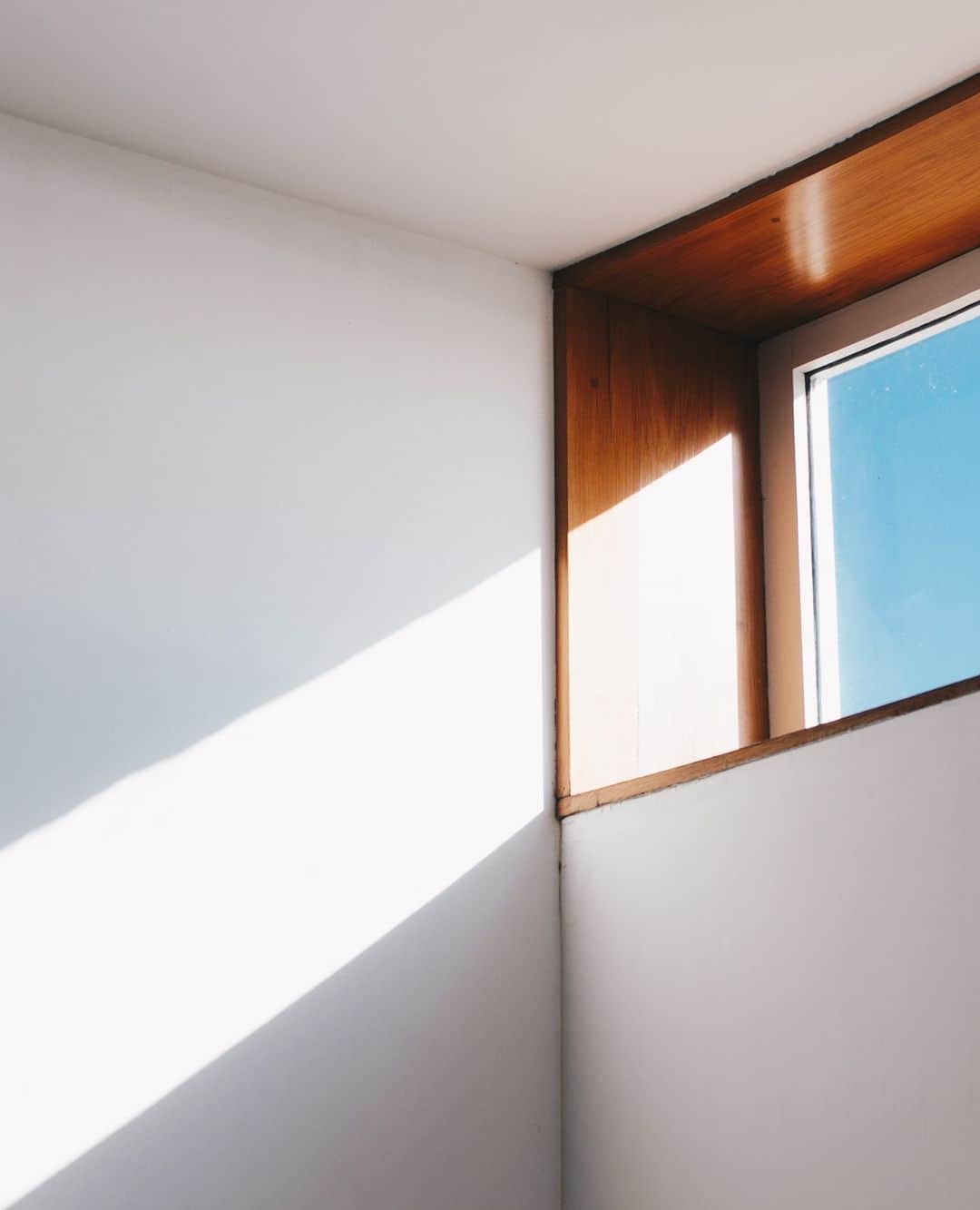 のインスタグラム：「New Year, Same Community 🚀 Notre communauté a bien grandi au cours des derniers mois. Merci à ceux qui sont là depuis le début, et bienvenue à nos nouveaux abonnés 🤍⁠ ⁠ Une petite présentation s'impose ! Chez La Compagnie de Provence, nous proposons des produits sérieux, qui ne se prennent pas au sérieux. Enrichis en huiles végétales, nos produits ont +95% d'ingrédient d'origine naturelle. Nos mots d'ordre ? Naturalité, simplicité, design & joie de vivre ☀️⁠ ⁠ Cette année, on garde ce crédo et on continue de prendre soin de vous, rendez-vous en story pour découvrir nos engagements 2021 😎」