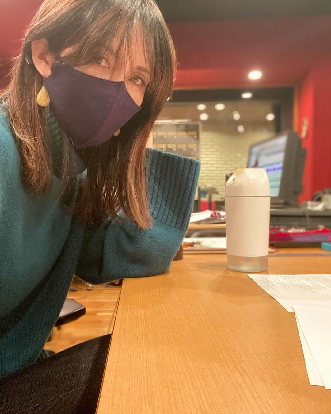 工藤静香さんのインスタグラム写真 - (工藤静香Instagram)「今日、ラストのTD4曲が仕上りました！ いつも1人でいい音を聞くとウルウルするのですが、今日はあまりにも、音と構成、空気感が美しく儚く、イントロでスタジオ内で涙が溢れてしまいました。こんなに素敵な曲、アレンジが歌えて歌手冥利に尽きます。こんな気持ちにさせていただけるのも、スタッフ、いつも支えてくださっている皆様のお陰です。本当にありがとうございます。 。3月10日発売の中島みゆきカバーアルバム「青い炎」是非、楽しみにしていて下さい💕   撮影の一瞬マスクを外しています🙏  コート　@maisonvalentino  バッグ  @louisvuitton  セーター　@loropianaofficial  デニム　@studior330」1月8日 20時31分 - kudo_shizuka