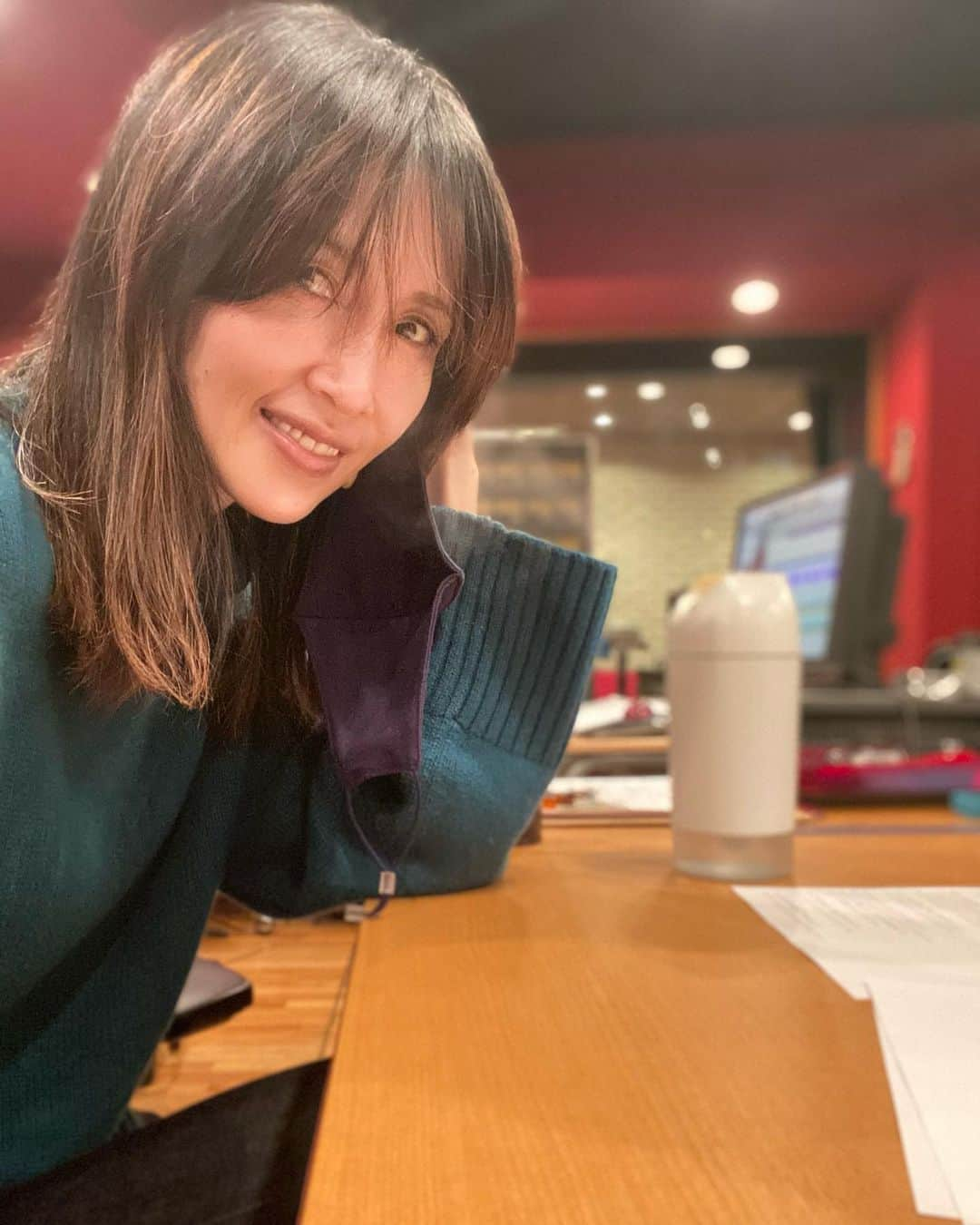 工藤静香さんのインスタグラム写真 - (工藤静香Instagram)「今日、ラストのTD4曲が仕上りました！ いつも1人でいい音を聞くとウルウルするのですが、今日はあまりにも、音と構成、空気感が美しく儚く、イントロでスタジオ内で涙が溢れてしまいました。こんなに素敵な曲、アレンジが歌えて歌手冥利に尽きます。こんな気持ちにさせていただけるのも、スタッフ、いつも支えてくださっている皆様のお陰です。本当にありがとうございます。 。3月10日発売の中島みゆきカバーアルバム「青い炎」是非、楽しみにしていて下さい💕   撮影の一瞬マスクを外しています🙏  コート　@maisonvalentino  バッグ  @louisvuitton  セーター　@loropianaofficial  デニム　@studior330」1月8日 20時31分 - kudo_shizuka