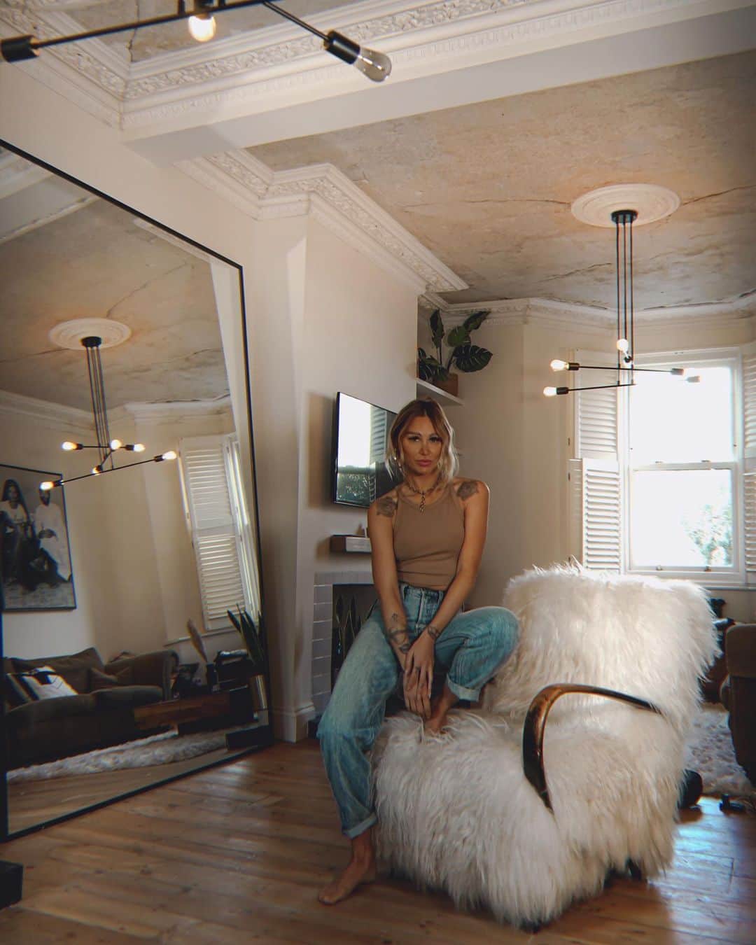 ルー・ティーズデールのインスタグラム：「Follow my home account if you like all things housey... @louteasdalehome 🤍 Spending jan looking for my next project. Tag any good home inspo accounts below for meee x」