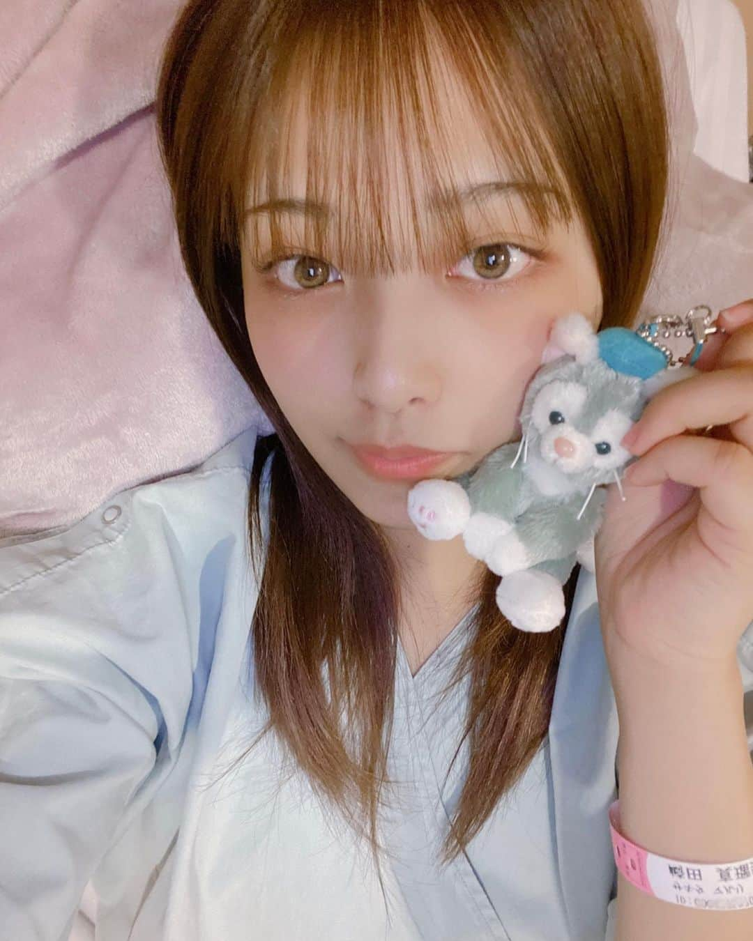 MaRuRi（まるりとりゅうが）さんのインスタグラム写真 - (MaRuRi（まるりとりゅうが）Instagram)「いつも応援してくれてるみんなへ🤗 私MaRuRiは明日1月9日に扁桃腺摘出手術をします🏥 本当はみんなに言ったら心配かけちゃうかな🤔 と思って言わないどこうかとも思ったけど、 歌うのと喋るのが好きな私が一人で約1ヶ月の 療養期間を乗り越えられる訳がないなと思って、 寂しくなってきて🥺 やっぱりみんながいないと無理だ😭😭😭 と確信したけん発表することにしました😐📢 この手術は凄く前向きな事だから 心配というよりは復活した私を楽しみに待ってて欲しい😊💜 1ヶ月活動はお休みするけど少し心細いので SNSは普通に更新するけんむしろみんなかまって🥺笑 #病室で自撮りするくらい元気だから #みんな心配しないでね #そして手術がうまく行きますように #みんなのエールください！！！笑」1月8日 20時31分 - maruridayo