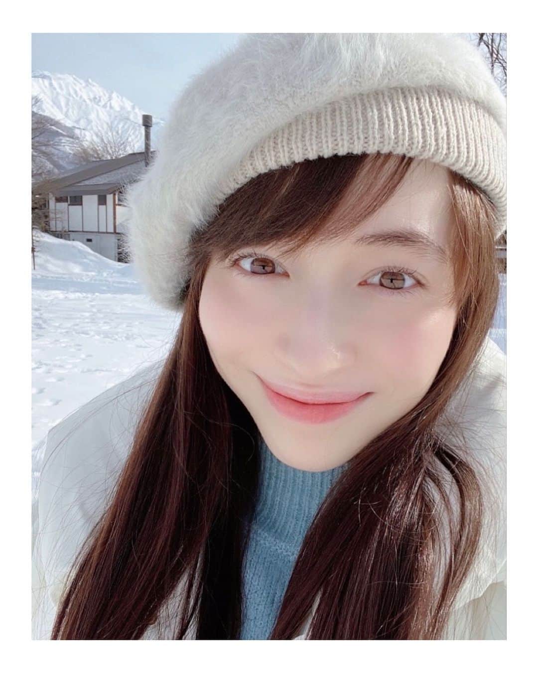 ８２１（ハニー）さんのインスタグラム写真 - (８２１（ハニー）Instagram)「821CAM📸- #selfie #EMMA  年末は雪景色の中過ごしました❄️ 今年も皆さんにとって幸せな一年になりますように☆  #821honey #H821 #821 #エマ #WHO #CallMyName #japanesegirl #girlgroup #ulzzangfashion #ulzzangstyle #winter #snow #snowmagic #ベレー帽 #ベレー帽コーデ #リブニット #冬 #エマも雪の女王 #커플 #메이크 #데일리메이크업 #패션 #오오티디 #팔로미 #메이크업 #셀카 #셀피 #먹방」1月8日 20時34分 - 821honey_official