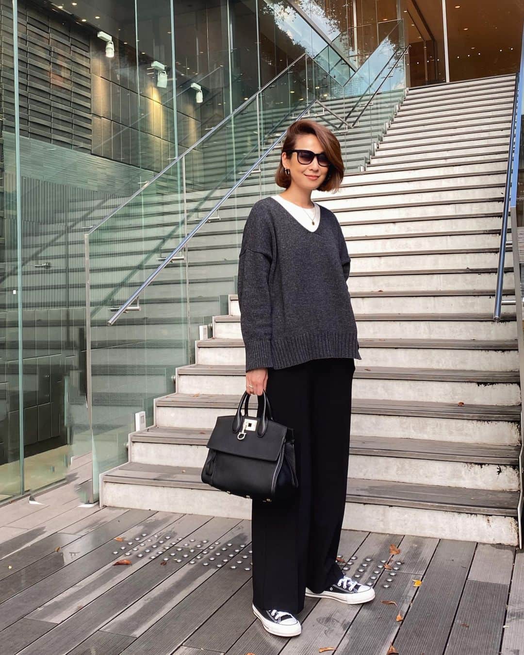 のインスタグラム：「#outfit  Knit & Pants... @storynine_jp Bag... @ferragamo Shoes... @converse  上下とも @storynine_jp だったこの日。 ニットはゆったりリラックス感のあるVネックスリットトップス。  パンツは裏起毛で暖かく、とにかく履き心地の良い裏起毛ワイドパンツ。  気に入ってこればかり履いてしまうから他のカラーも欲しいです😳✨  ニットの下に着ているのは Uniqlo UのメンズのロンTです！  #ストーリーナイン#ユニクロ#フェラガモ#コンバース#storynine#uniqlo#ferragamo#ferragamobag#converse」