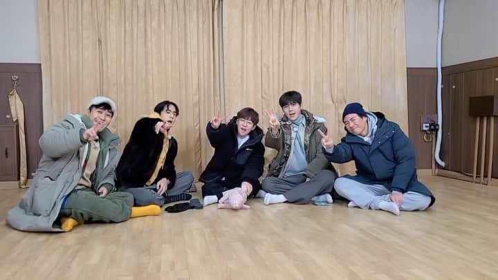 DINDINのインスタグラム：「1박2일! 게릴라 라이브! 오늘 22:30분에 KBS Entertain 유튜브 채널에서 라이브 공연 진행합니다!!! 많이 와주세요!!  ㅂ ㅁㄱ ㅅㅇㅇ 🙏🏼 ㅅㄹㅈㅅㅇ ㅂㄱㅇ ㅍㄷㄴ  #1박2일 #게릴라공연」