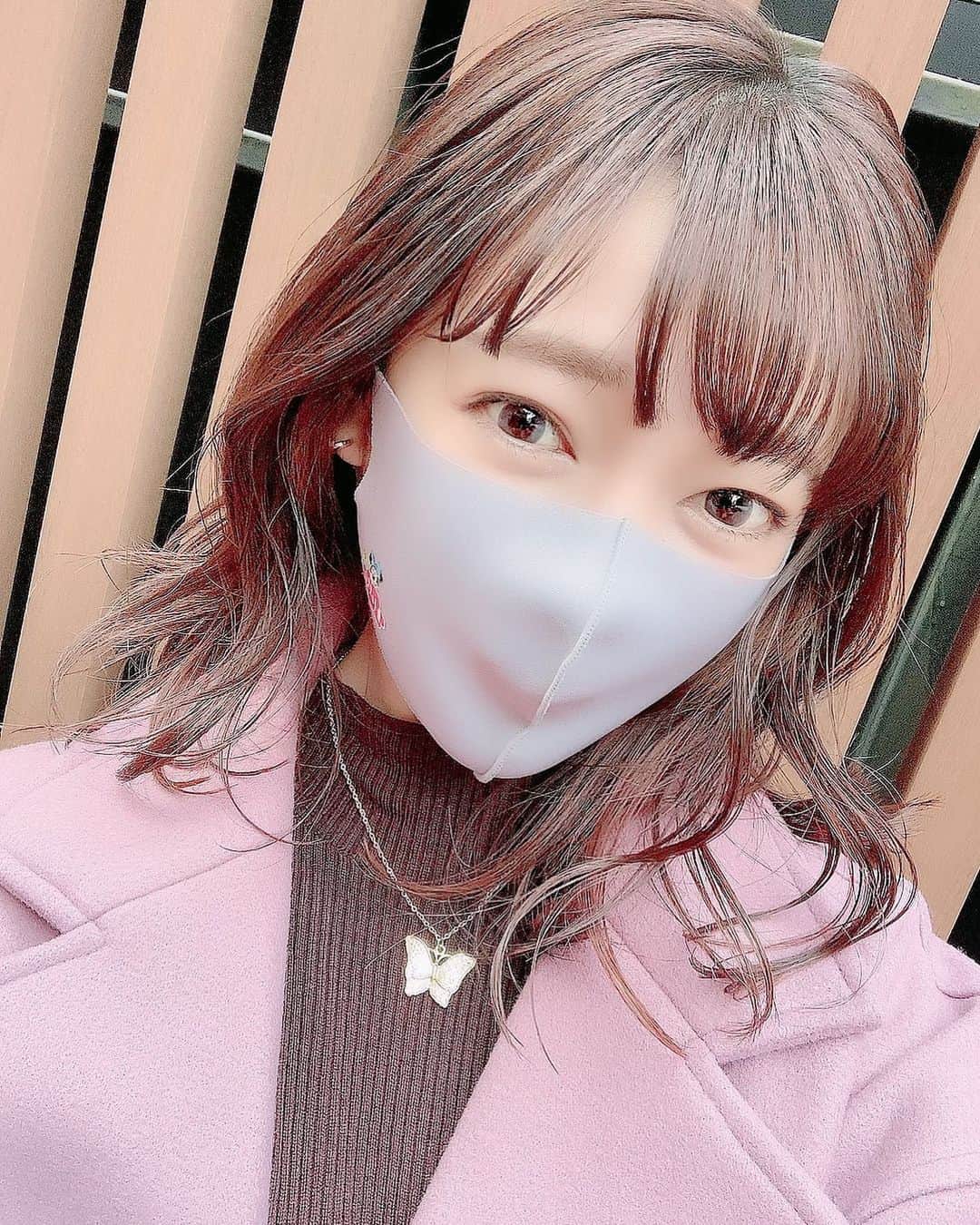 のインスタグラム：「𓊆サロン 𓊇  美容院納めできなかったから、美容院初めしてきた(*¨*) 若奈さん( @wakana_jeno )ありがとうございます♡  前髪が伸び伸びだったから切っていただいて、毛先も揃えていただいた！そして髪も巻いてもらってるんるん𓅿⑅  みんな髪の毛の準備はできたー？？」