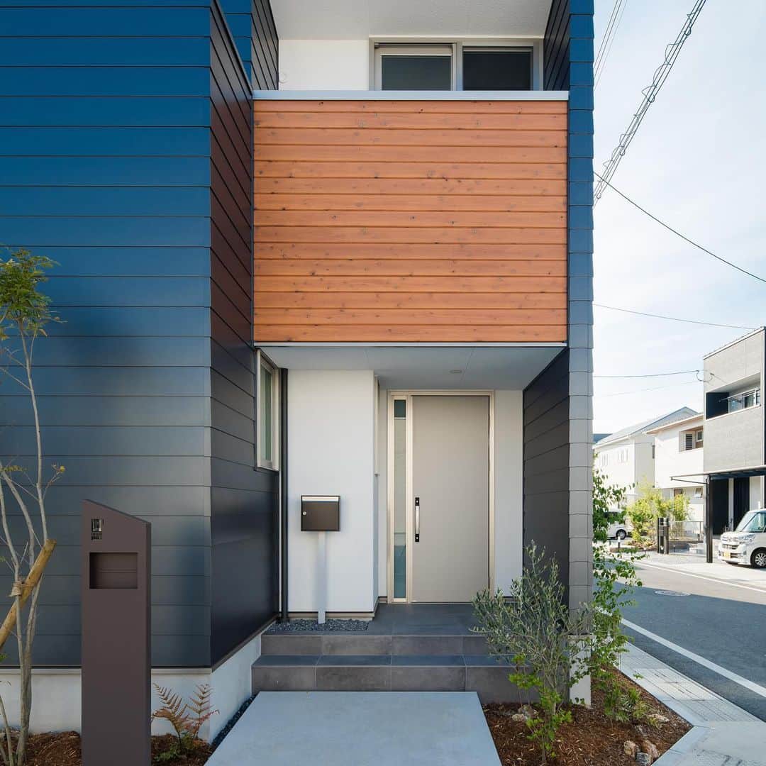 ルポハウス一級建築士事務所さんのインスタグラム写真 - (ルポハウス一級建築士事務所Instagram)「・ ・ ・ 三角屋根のシンプルな外観。 ・ どこか懐かしい形に、チャコールメタリックのガルバリウムを横貼りに。 ・ ガルバリウム・塗り壁・杉羽目板の異素材の組み合わせを楽しめるクラシカルな雰囲気です。 ・ ・ ・ 𓐌𓐌𓐌𓐌𓐌𓐌𓐌𓐌𓐌𓐌𓐌𓐌𓐌𓐌𓐌𓐌𓐌𓐌  ルポハウスの施工事例はこちらまで☞ @reposhouse  𓐌𓐌𓐌𓐌𓐌𓐌𓐌𓐌𓐌𓐌𓐌𓐌𓐌𓐌𓐌𓐌𓐌𓐌 #ルポハウス は#ちょっとかっこいい家 を"友人のために" という思いでつくっています。 一生に一度の#マイホーム。 「あなたにしかできない」×「ルポハウスだからできる」で、 私たちだけの#家づくり を思いっきり楽しんでみませんか？！ ・ ・ ・ #住宅 #注文住宅 #新築一戸建て #住まい #シンプルな暮らし #デザイナーズ住宅  #一級建築士事務所 #設計事務所 #滋賀県大津市 #滋賀県草津市 #滋賀県栗東市 #外観デザイン #外観イメージ #ガルバリウム横貼 #幅広ガルバ #鎧貼り #塗り壁 #杉羽目板#三角屋根の家」1月8日 20時36分 - reposhouse