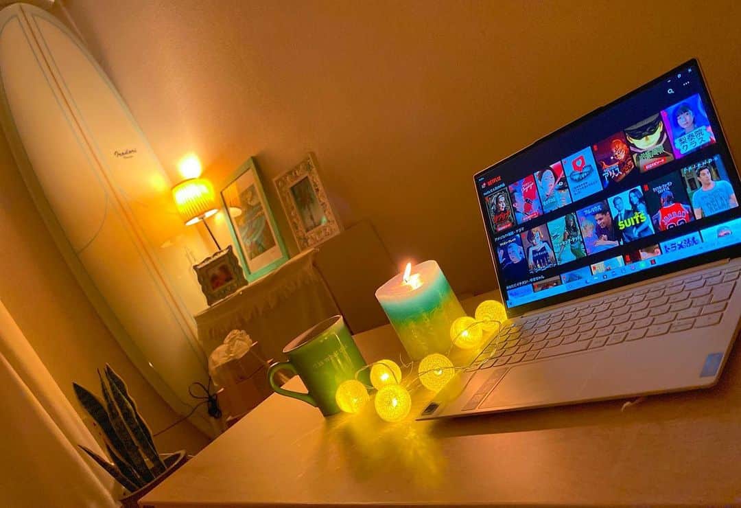 のインスタグラム：「* 今年のお正月の自分時間は @lenovojp の新しいノートパソコンで夜な夜なNetflix🎬 * * 私の部屋はテレビを置いてないから 今まではスマホで映画とか観てたけど、 パソコンで観れるとやっぱり快適！  また緊急事態宣言も出ちゃったけど、 これならおうち時間を楽めそう🥺🏠  てなわけで、オススメの映画教えてください〜✨！ * #lemonsquare🍋 #cchan_girls #白いカーボン #レノボYoga #lenovo #PC  #ノートパソコン #レノボ  #netflix #movie #stayhome #おうち時間 * @lenovojp @cchannel_girls @cchannel_lemonsquare ご提供ありがとうございます🙏🏽💫」