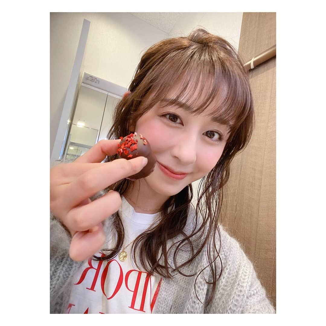 斎藤ちはるさんのインスタグラム写真 - (斎藤ちはるInstagram)「甘いもの…元気出る🥰 . スタイリストさんに美味しいチョコレートいただきました😳 . . #大好き な #チョコレート と #苺 の #コラボレーション #味 も #美味しければ #見た目 も #かわいい #指 #個性強め . . #斎藤ちはる#テレビ朝日アナウンサー#テレビ朝日#テレ朝#アナウンサー#空き時間#お仕事#チャージ#甘いもの#チョコ#いちご#イチゴ#メレンゲ#マシュマロ#クリーム#ちょこ#コーティング#赤#おやつ#お菓子」1月8日 20時39分 - chiharu_saito_ex