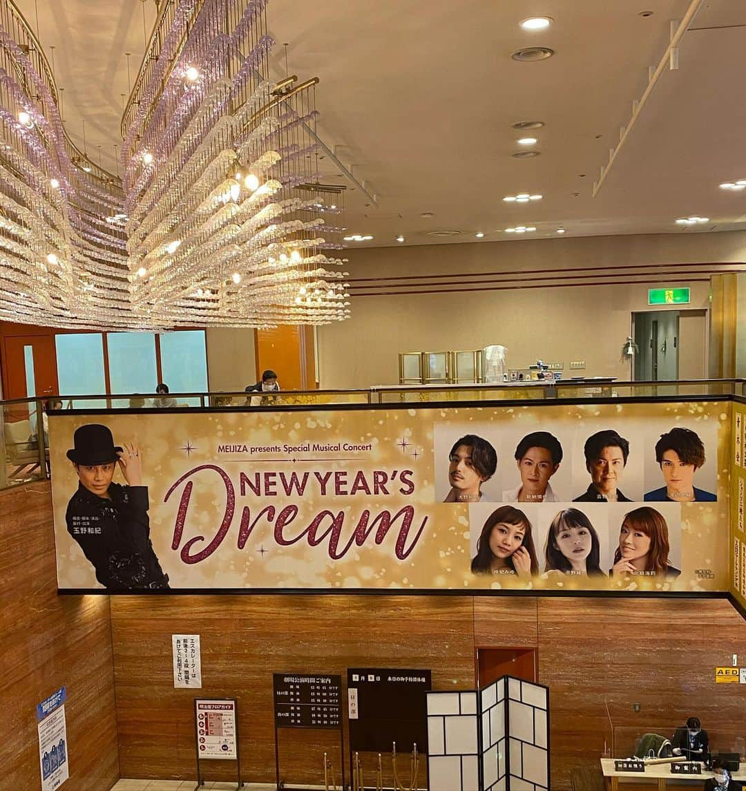 星奈あいさんのインスタグラム写真 - (星奈あいInstagram)「先日、明治座の年始め公演 new year's dreamを見に行ってきました👏 ミュージカル？コンサート？みたいな作りで 既存のミュージカルの有名な曲もあれば 誰もが知ってるようなJ popを歌っていたりもして わたしみたいな舞台とか全く知らない人でも とても楽しめました☺️⭐️ 興味があったらぜひぜひ観てみてね！ . それから、わたしアニメがとても好きで 声優さんも有名な方なら名前も把握できる程度のものなのだけど 学生のときにはじめて名前を知って声も演技も歌もそして外見までも可愛い！と思った 平野綾さんがこの公演に出演していて 初めて生で見れて感動だったし 表現力が素晴らしくて鳥肌が立ちました🥺 元宝ジェンヌの方も出演されてたのだけど 舞台をずっとやってきた方と、TVとかアニメの世界でやってきた方とではどちらも素晴らしいけどまた魅せ方が違うのかなあとか いろいろ考えながら観ることができたので すこしお仕事にも活かせたらいいな☺️♡  #明治座#舞台#ミュージカル#コンサート#newyear#日常生活#攝影日記#人像攝影#攝影師#拍照#人像摄影#攝影日常#좋아요#소통그램#패션화보#星奈あい」1月8日 20時40分 - hoshina_r18