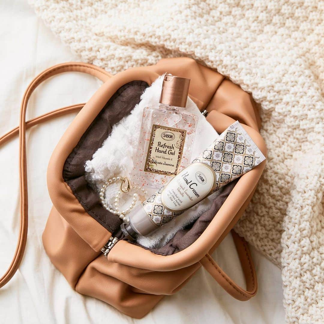 SABON Japanさんのインスタグラム写真 - (SABON JapanInstagram)「＜バッグの中身の必需品👜リフレッシュ ハンドジェル＞﻿ いつでもどこでも水なしで手肌をリフレッシュしながら、さらっとした潤いを保つ"リフレッシュ ハンドジェル"。 指先から優雅にSABONの香りを楽しめる、毎日の手元ケアのマストハブアイテムです。  植物由来のナチュラルなアルコール*を配合した、リンスフリージェルタイプで、手にさっと伸ばすだけでリフレッシュし、べたつかずさらっとした仕上がりに。﻿ とろけるようになじむ柔らかなジュレの中に、目にも楽しいビタミンビーズかを配合。ビタミンE誘導体を内包したカプセルが伸ばすたびに弾けて肌になじみ手指を潤いで守ります。﻿ *トウモロコシ由来　変性アルコール﻿ ﻿  #MySABON﻿ #Whatsinmybag  #sabon#handgel#サボン#ハンドジェル#リフレッシュジェル#パチュリラベンダーバニラ#SABONの香り#サボンの香り#ハンドケア#バッグの中身#持ち運びコスメ#SABONのハンドジェル#サボンのハンドジェル#保湿ケア#保湿#ビタミンE誘導体#ポーチの中身#バッグの中身#手肌ケア#優雅な香り#バニラの香り#ヴィーガンコスメ#ビーガンコスメ#動物由来原料不使用」1月8日 20時49分 - sabon_japan