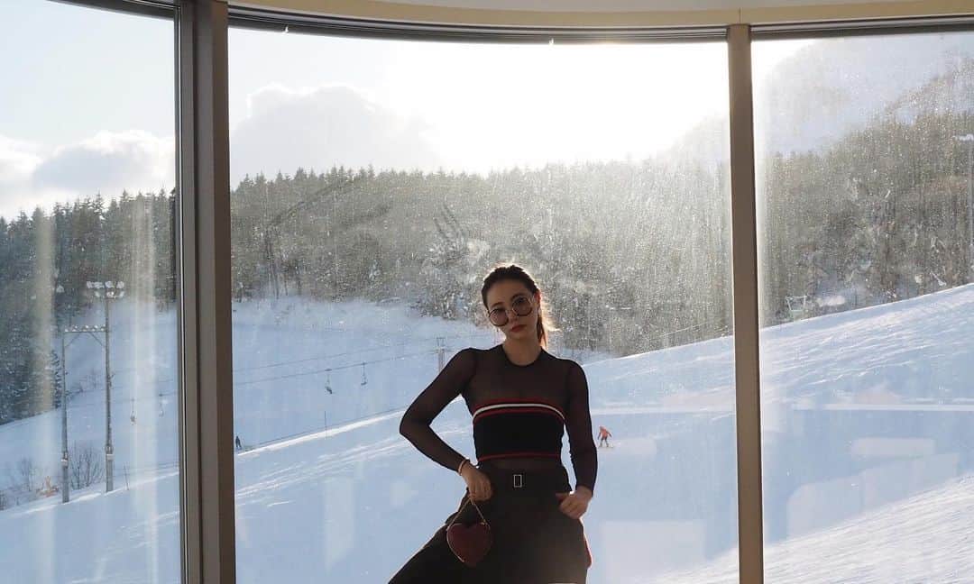 クリスティン・ウェイのインスタグラム：「#tb Some nice time in the winter. When can we travel freely like before #traveler #tavelblogger #traveling #hokkaido #ootd #cwfashion  #christinewei #クリスティンウェイ #cwtravel」