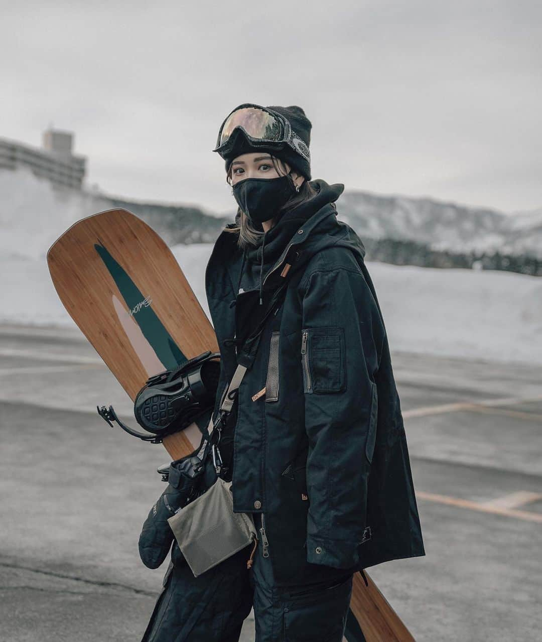 影山可蓮さんのインスタグラム写真 - (影山可蓮Instagram)「・ ・ Snow board day☃️ ・ ・ お正月休みラストに今期２度目の🏂！ ・ ウェアやら小物やらグローブやらで通常通りごちゃごちゃしている様子を撮ってもらいました📷 ・ ・ ベージュのメッシュバックはみんなとお揃いで◎スマホやったりおやつ🍫やったりを入れたり グローブかけたり、かさばらず万能で良きです👌🏼 ・ ・ #snowboard #winter  #snow #snowboading  #pr #urban_research #hintandwit #ユーティリティループベルト #karen_snowboard #wintersport #instagram  #スノーボード #ボード #ウィンタースポーツ #スノーボード女子 #スノーボードウェア #ボード女子」1月8日 20時45分 - karenoutfits