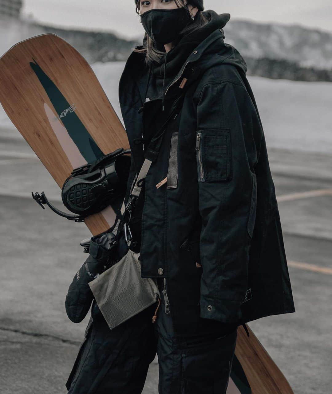 影山可蓮のインスタグラム：「・ ・ Snow board day☃️ ・ ・ お正月休みラストに今期２度目の🏂！ ・ ウェアやら小物やらグローブやらで通常通りごちゃごちゃしている様子を撮ってもらいました📷 ・ ・ ベージュのメッシュバックはみんなとお揃いで◎スマホやったりおやつ🍫やったりを入れたり グローブかけたり、かさばらず万能で良きです👌🏼 ・ ・ #snowboard #winter  #snow #snowboading  #pr #urban_research #hintandwit #ユーティリティループベルト #karen_snowboard #wintersport #instagram  #スノーボード #ボード #ウィンタースポーツ #スノーボード女子 #スノーボードウェア #ボード女子」