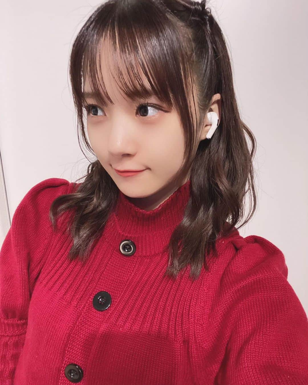 稲場愛香さんのインスタグラム写真 - (稲場愛香Instagram)「🎧﻿ ﻿ 忘れたらとっても悲しいもの﻿ 最近の第一位。﻿ ﻿ ﻿ ﻿ #juicejuice #稲場愛香 #まなかん #アイドル #idol ﻿ #忘れたら #落ち込む #airpodspro #エアポッツ ﻿ #イヤホン #外の音が気になるので #ノイズキャンセリング ﻿ #とっても有難い #去年買ってよかったもの上位 🙆🏻‍♀️」1月8日 20時45分 - manaka_inaba.official