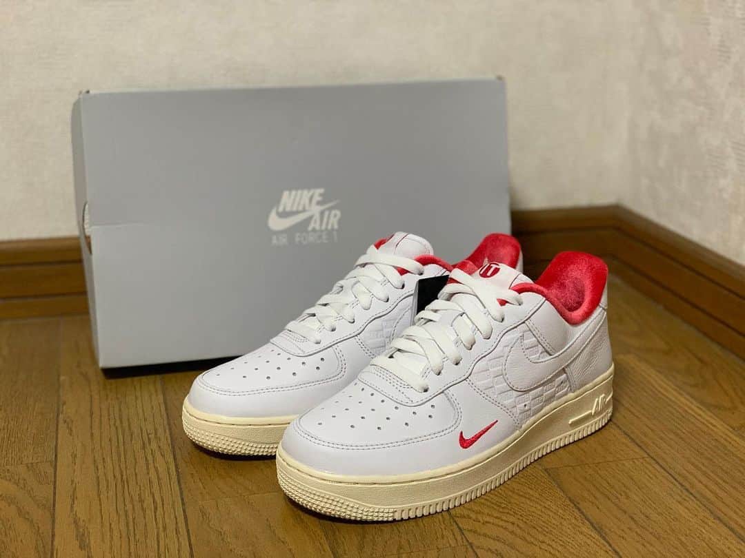 のインスタグラム：「「Kith × Nike Air Force 1 Low “Tokyo”」🇯🇵👟 . . KITHの日本限定モデル🇯🇵 こりゃあ言うことなし最高😂 . . 「どの時期のどこを振り返ってみても自分のモーニングルーティンが缶コーヒーかちこむだけの大3男子」のような一足。 . . #空想キックス  #このタイプは同じキャラを集めてつるんでる #かちこむって言葉気に入って使いまくってる #とりあえず生だよねって率先して言う #あと選択必修の武道は柔道 #あくまで空想ですが」