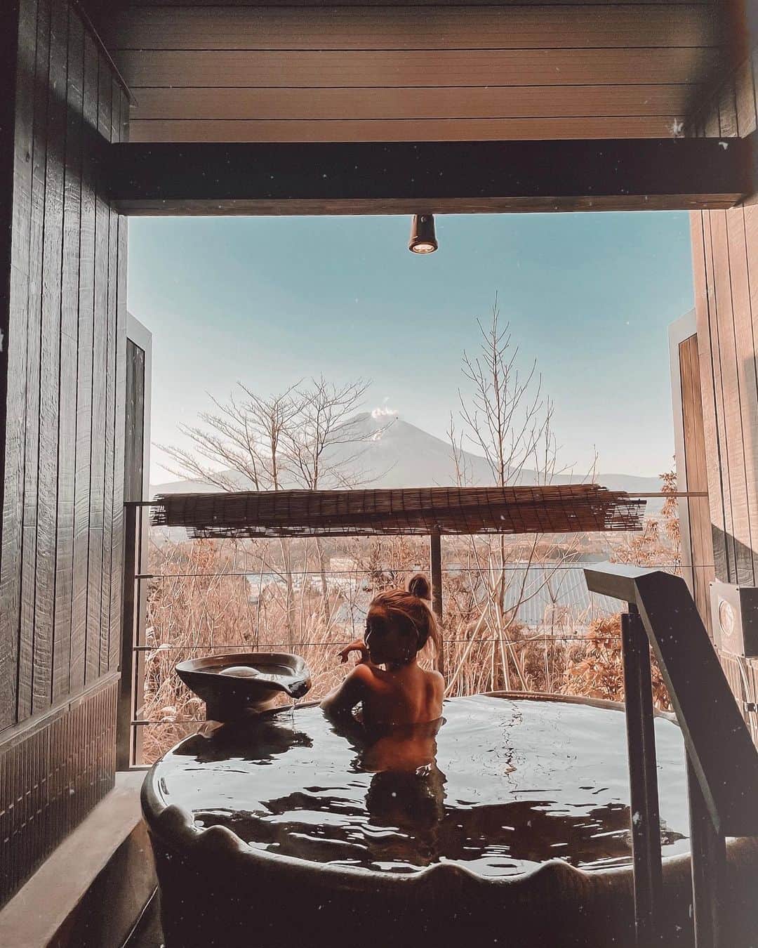 ✷kana✷のインスタグラム：「🗻 . . 行きたかったとこ！ 御殿場アウトレット内にできた 全室富士山ビューの貸切露天風呂♨︎ さいこうだったよ〜♡ . かなり癒されたあとの帰り道渋滞は きつかったけど🤣🤣🤣 おかげで首肩バキバキ死亡w . @konohananoyu  #冬休み #記録」