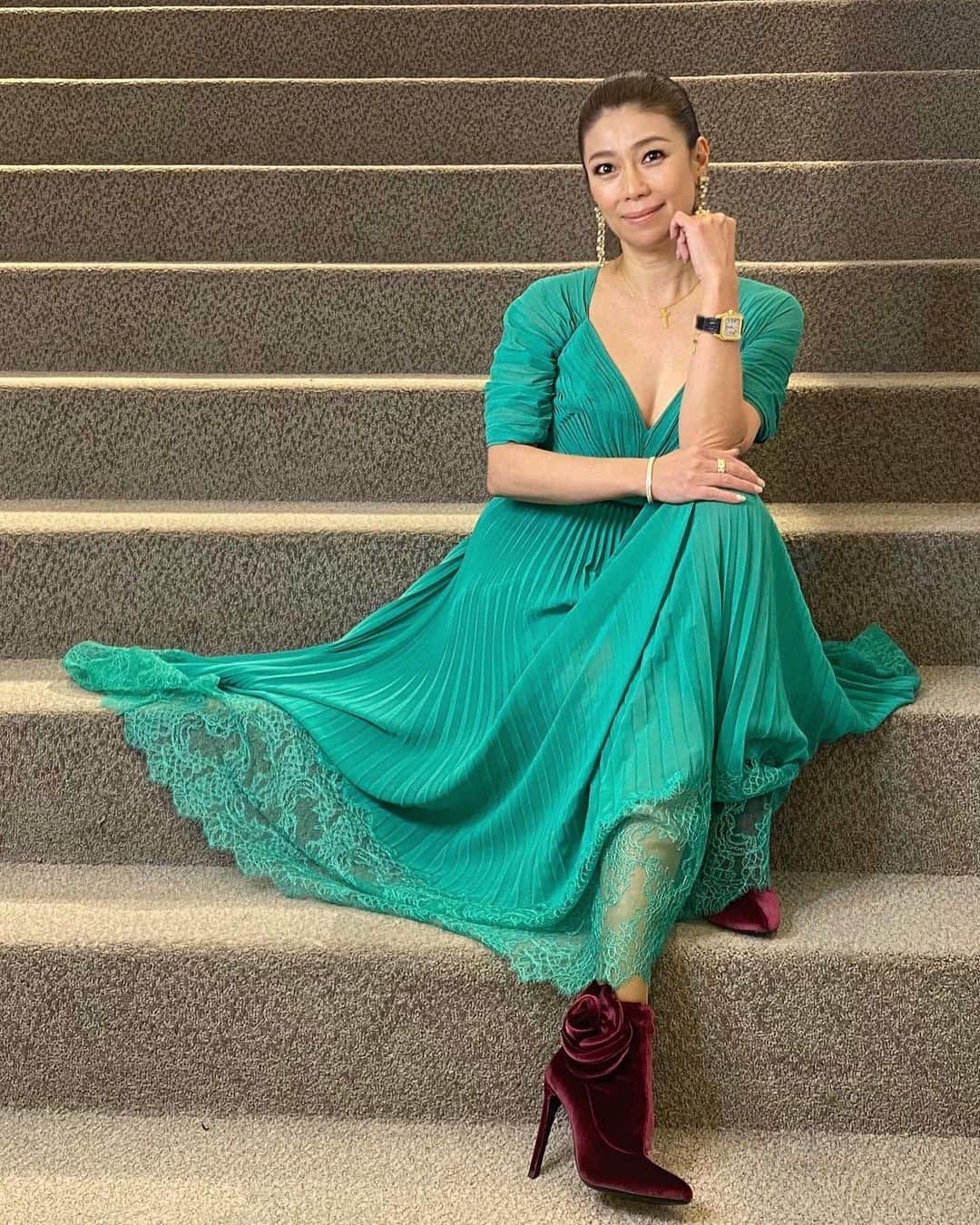 のインスタグラム：「#greenday   #セルフポートレート のドレスを着て。 華やかグリーン💚　#💚 華やかなお花のブーツは#ジュゼッペザノッティ🌹 #🌹 どちらもただいまセール中。 #どちらもおすすめ  #ootd #outfitoftheday #outfit  dress #selfportrait  shoes #giuseppezanotti  earrings #lanvin  #良いもの好きなものを長く愛そう   @mrselfportrait  @iza_official  #instorenow  #onsalenow  SHOPIZA.com  #izastagram」