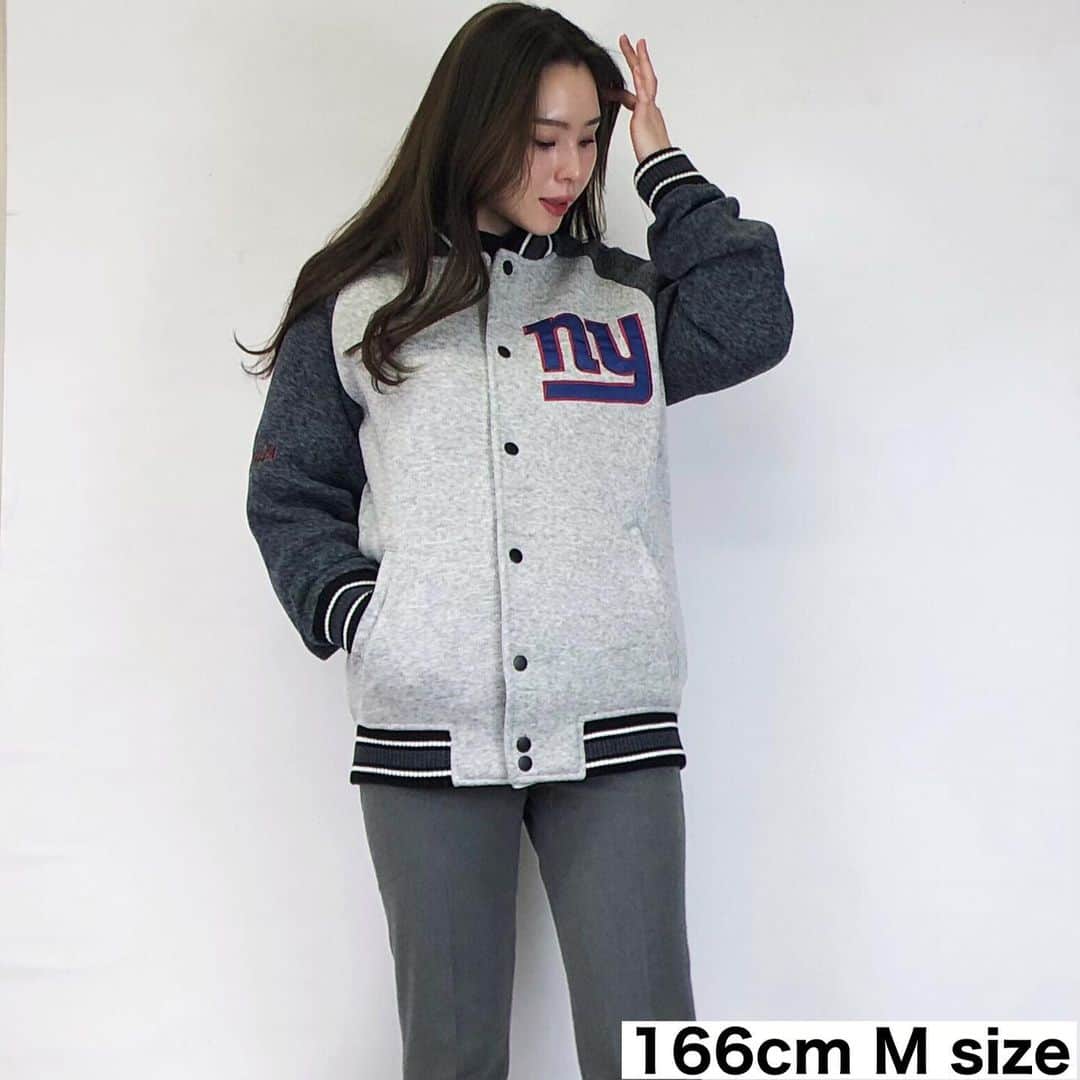 セレクションスタッフのインスタグラム：「.﻿ New NFL Outer 🏈﻿ ﻿ 全体がグレーカラーなので派手すぎず着やすい一枚だと思います！！﻿ ﻿ 身長166cmでMサイズを着用しました🤗﻿ 中は厚手のスウェットでしたが窮屈感もなかったです！﻿ (メンズスタッフの着画の方が参考になると思うのですがなかなかタイミングが合わず撮れずスミマセン😓💦)﻿ ﻿ model:166cm Msize﻿ ﻿ ﻿ #nfl #アメフト #アメフトが好きだ #スポーツコーデ #セレクション新宿 #セレクション大阪 #スーパーボウル #superbowl #newyorkgiants #ny #ドルフィンズ #miamidolphins #dolphins #dolphins🐬 #ストリートファッション #マイアミドルフィンズ」