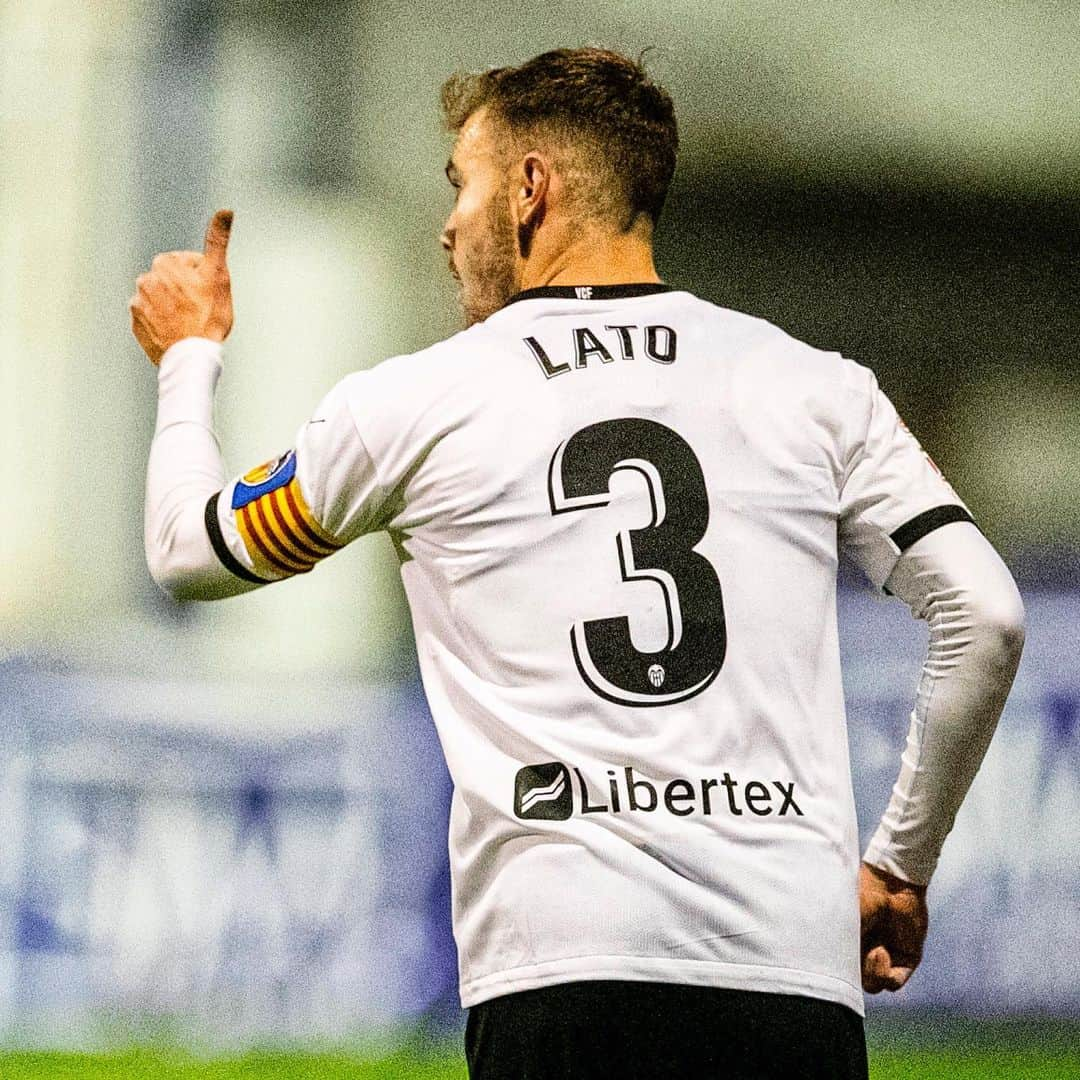 バレンシアCFさんのインスタグラム写真 - (バレンシアCFInstagram)「😍 LATO & THE CAPTAIN'S ARMBAND ⚪️⚫️  👶🏼➡️👱🏼‍♂️ @tonilato completa con su capitanía en la #CopaDelRey toda una vida con el brazalete del @valenciacf 🦇  ➡️ Ha formado parte del grupo de capitanes en la mayoría de los equipos de la @academiavalenciacf ©️  #AMUNTValencia 🦇 #VCFAcademy」1月8日 20時51分 - valenciacf