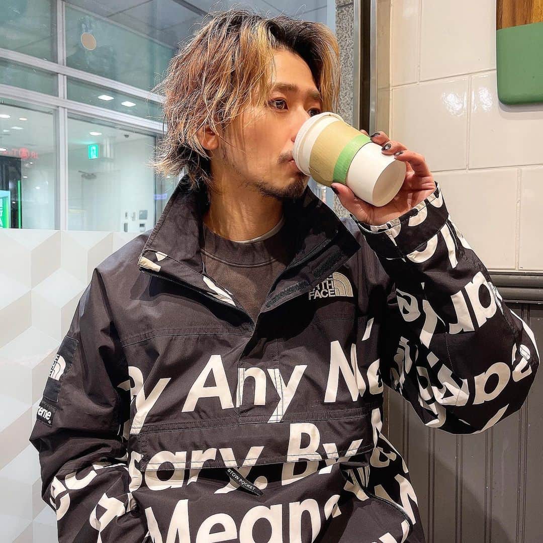 加代憲康のインスタグラム：「久しぶりの supreme×thenorthface ええ感じです 今年入ってから もう１週間経ってる！ 今変わらないと！ってやってるけど 本当まだまだ足りないなぁって 反省してる！ 新しい景色は自分で作らないとね！ 楽しんでいこう！」
