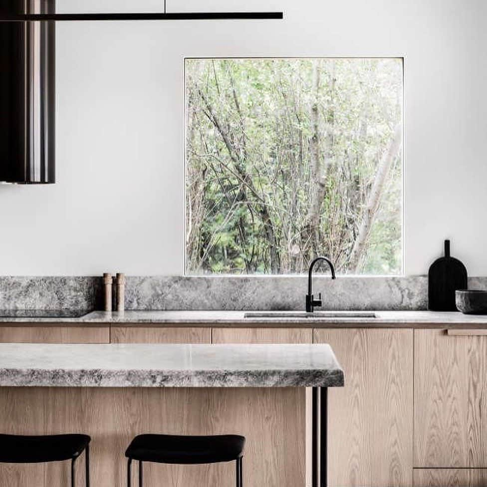 ボビー・ブラウンさんのインスタグラム写真 - (ボビー・ブラウンInstagram)「Soothing kitchen inspo for a new project thanks to @michaelaiduss my most favorite designer Ready for a change and to simplify even more.」1月8日 20時52分 - justbobbidotcom