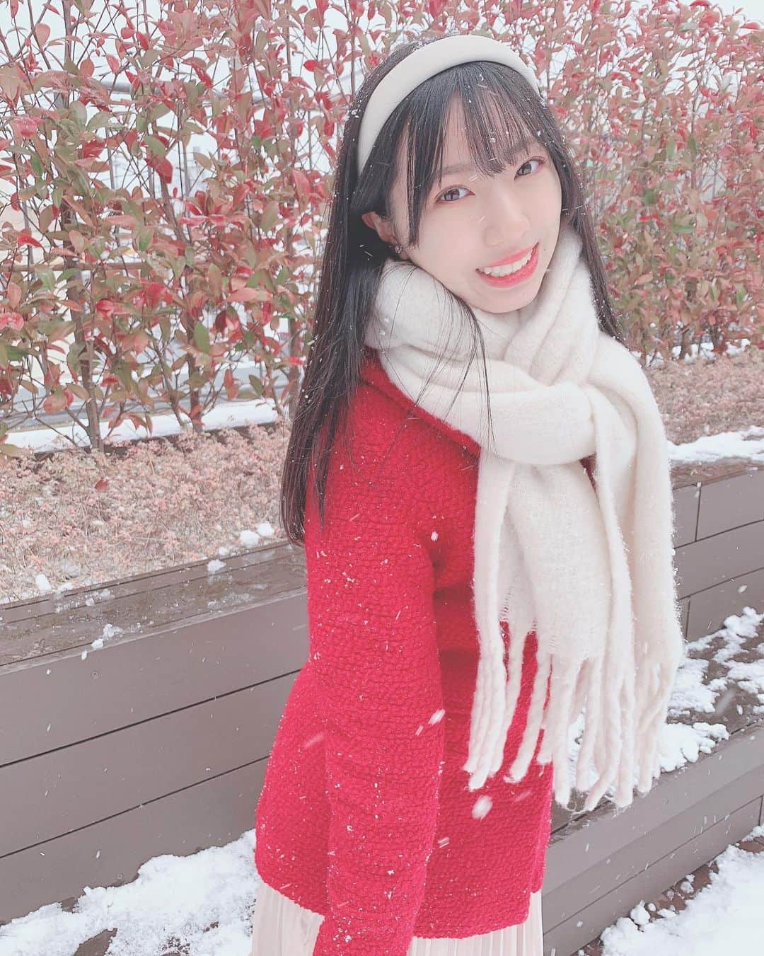 坂本りのさんのインスタグラム写真 - (坂本りのInstagram)「💭﻿ ﻿ 寒いからあっためてくれるー☺？  スノーマジックファンタジーの世界だ…☃﻿ ﻿ 福岡は雪がふりましたっ。 18歳になっても雪だあってはしゃいでしまったよ〜﻿ 雪の魔法にかけられてしまったみたい❄💕﻿ ﻿」1月8日 20時55分 - rinosakamoto_hkt
