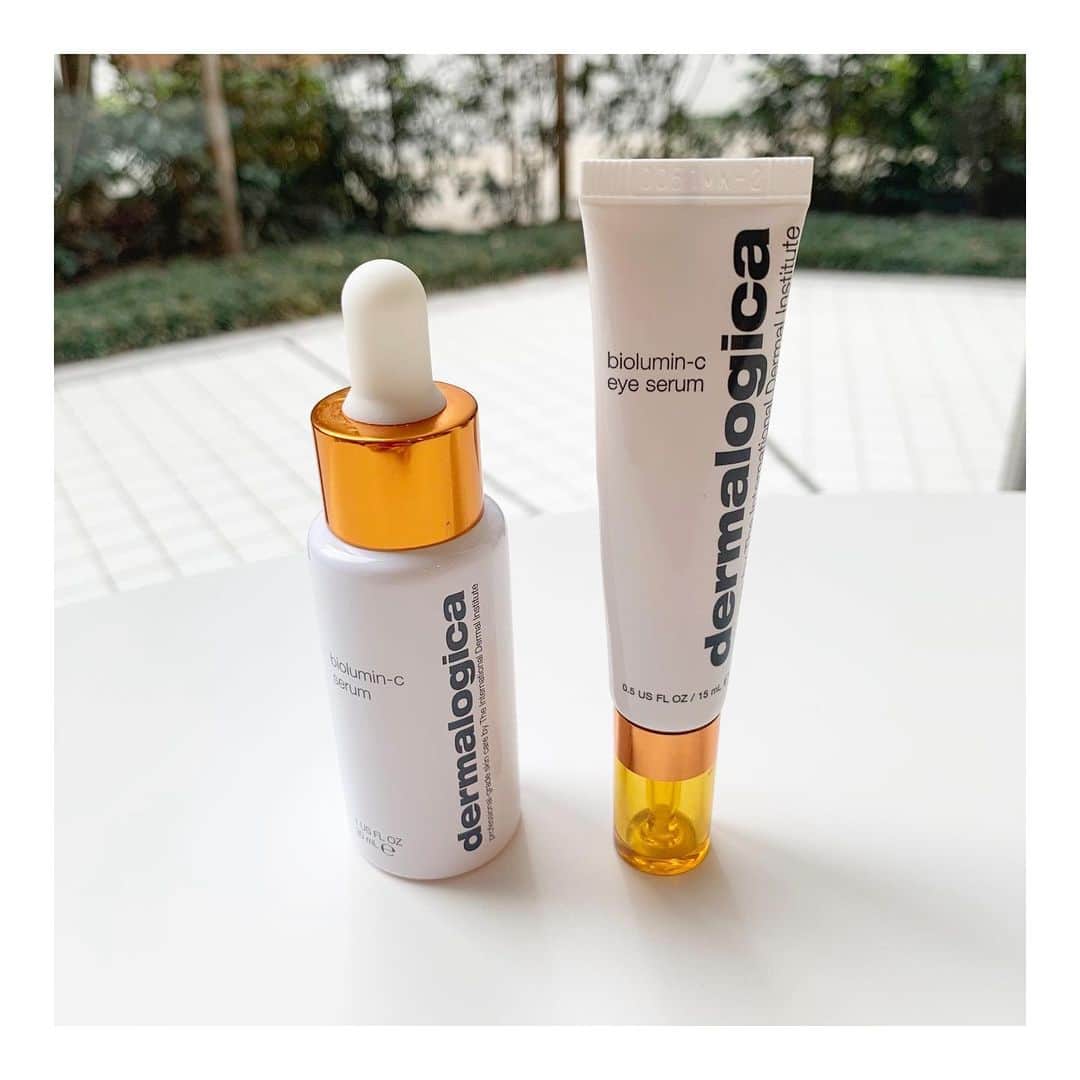 篠原菜月のインスタグラム：「@dermalogicajp ✨ ダーマロジカのないと最近困る美容液2本。﻿ 美容液のバイオルミンCセラムを化粧水の後に顔全体になじませています。﻿ 使い始めてからマスクで荒れ気味だったお肌がふっくら柔らかくなりハリがUP😷✨✨﻿ ﻿ そしてアイトリートメントのバイオルミンCアイセラムも使っています。﻿ スマホやPCを見る時間が長くなって、酷使した目周りの筋肉をほぐしつつ、潤いを補給しています。﻿ マスク生活だからこそ、目周りの印象って大切ですよね〜。 いつもハリのあるお肌でいる為に今年もこつこつスキンケアがんばりますっ！﻿ ﻿ ほんとにおすすめなので、 @oggi_mag 2月号のコスメ連載にも書かせていただきました！﻿ ﻿ #ダーマロジカ#dermalogica#美容液#バイオルミンCセラム#バイオルミンCアイセラム#ビタミンC#コスメ#目元ケア#アイケア#美容#oggi#間違いないコスメ#cosmetics#beauty」
