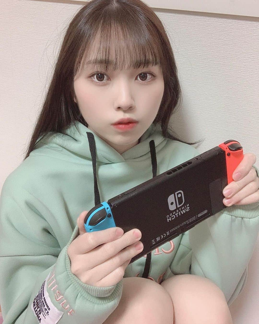 山内祐奈さんのインスタグラム写真 - (山内祐奈Instagram)「🎮😈❤︎ . . ゲームしさなそうって言われるけど するよ！！ 久しぶりにあつ森した🧸🐰🐶🐈 外雪降ってたけど寒いからあつ森の中で 雪だるま作った☃️」1月8日 20時56分 - yuna_hkt48