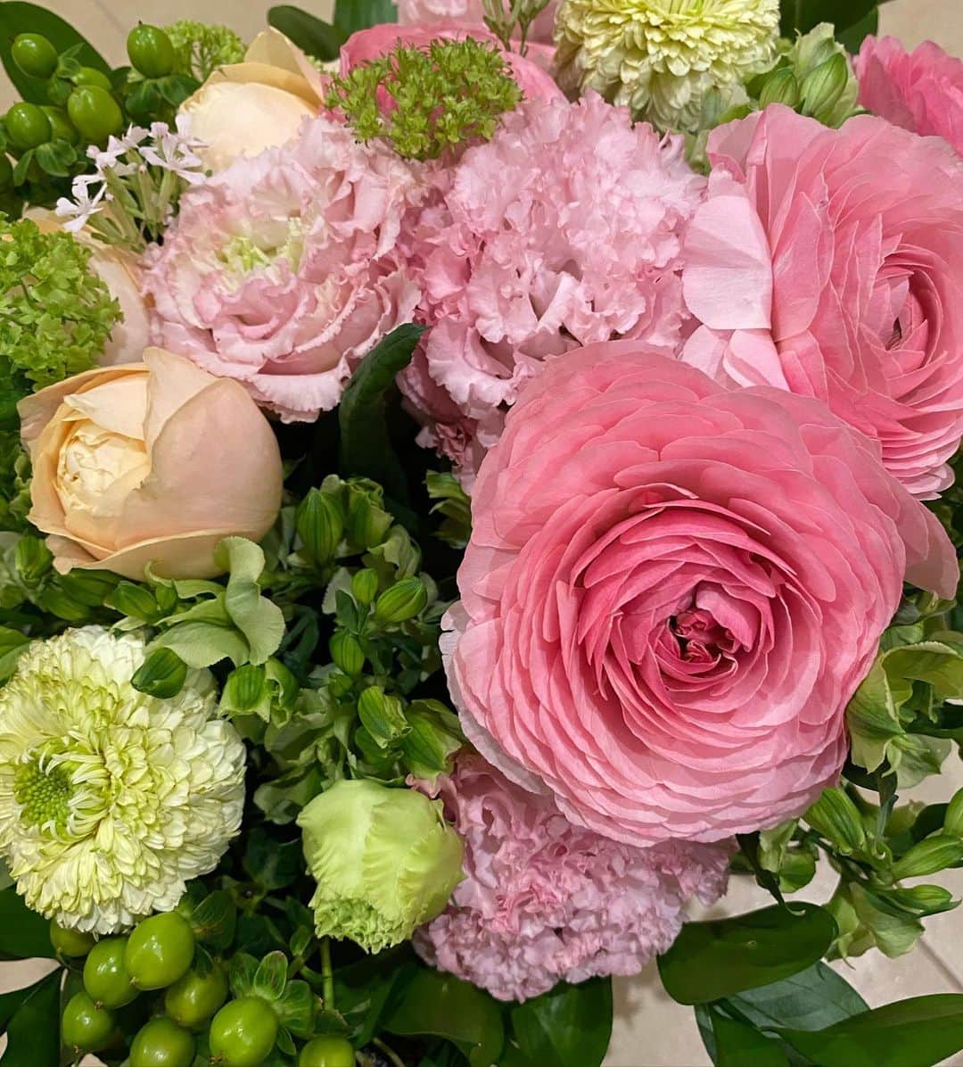 里田まいさんのインスタグラム写真 - (里田まいInstagram)「お花いただきました。嬉しいなぁ。。 息子が、お花見て、うわぁ綺麗😍って。 娘が、お花見て、目をキラキラさせてニコニコ。 2人のリアクションに、益々幸せな気分になる。 お花がもっと、好きになる(^^)」1月8日 20時57分 - maisatoda_official