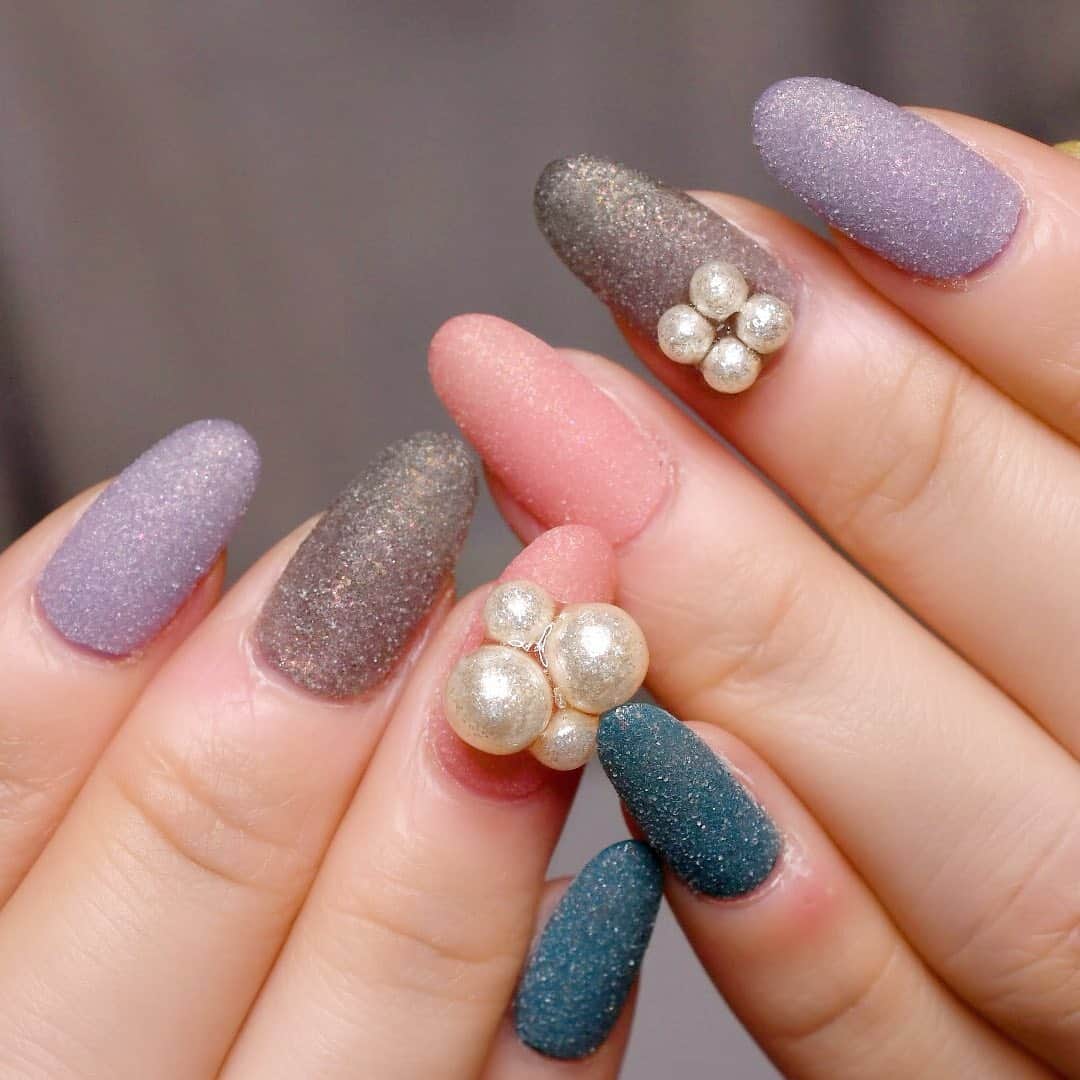 Yuka Maeda ::manicurelistのインスタグラム：「NEW🙌☺️⭐️ ほんらしゃんもオソロにしました❤️ 私も今月はこれにしよー☺️🤍🤍  . . Salon data▼ ＝＝＝＝＝＝＝＝＝＝＝＝＝＝＝＝＝＝＝＝ . CADENAS -nail eyelash salon- ●Nail artist  @yuka.maeda  @yuki_cadenas ●eyelash　@cadenaseyelash  ゲストに愛と感動を…♡ . 【 LINE ＠cadenas 】 ご予約/お問い合わせはLINEよりお気軽に🤲 ▶︎▶︎#cadenasnail デザインアップしてます♡  price…★⭐︎Instagram特別キャンペーン中⭐︎★ . 「インスタ見たよ👀」と LINEからご予約で特別プライス7500円！！ . ※ご新規様限定 ※キャラクターや特殊なエレメント等のみ 別途料金いただく場合ございます🙇🏻‍♀️ . . price…初回8000円（オフ込み） access…大阪市北区堂山町16-1  中崎町駅  徒歩5分 /  梅田駅  徒歩6分 . tel… 06-4792-8617 ＝＝＝＝＝＝＝＝＝＝＝＝＝＝＝＝＝＝＝＝ . . .  #中崎町ネイルサロン #梅田ネイルサロン #大阪ネイルサロン #関西ネイルサロン #インスタネイル #instanails #instanail #トレンドネイル #ネイルサンプル #カラーネイルデザイン  #ネイルブック #5色ネイル #ネイルチェンジ #今月のネイル #にゅーねいる #冬ネイル #パールネイル  #ネイル大好き #シュガーネイル #ネイル部 #女子力向上委員会 #女子力 #コットンパールネイル #アートネイル #rednails  #ニューネイル  #ナノソル #ナノソルcc  #ナノソル販売店大阪」