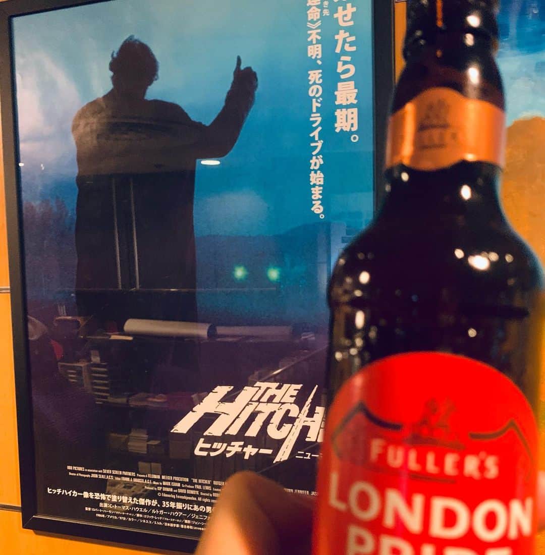 入江悠のインスタグラム：「仕事の合間に、シネマート新宿へRide onして『THE HITCHER ヒッチャー』。 車映画にはビールが合いますねぇ。」