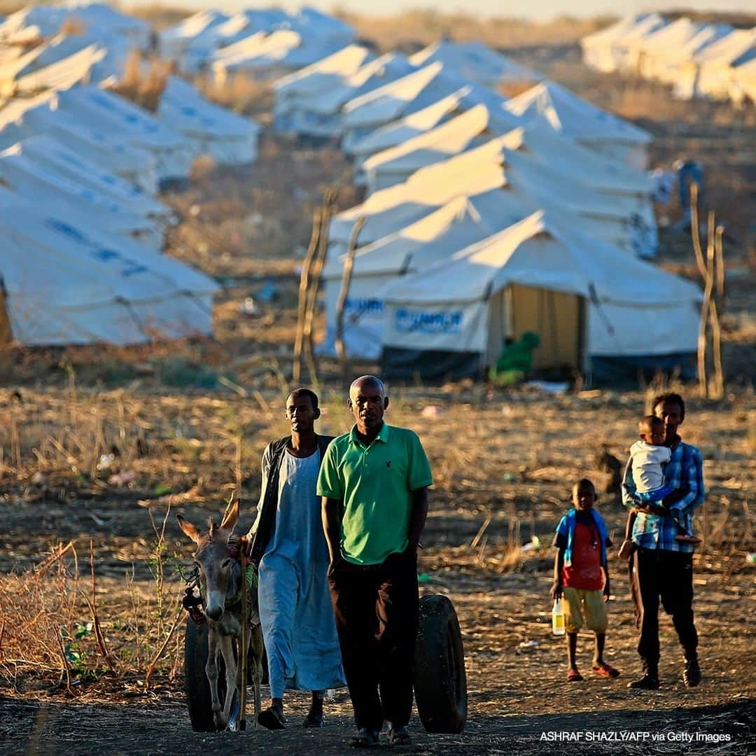 ABC Newsさんのインスタグラム写真 - (ABC NewsInstagram)「Ethiopian refugees walk together early in the morning on Coptic Christmas day at Um Raquba refugee camp in Gedaref, eastern Sudan. #sudan #refugees」1月8日 21時00分 - abcnews