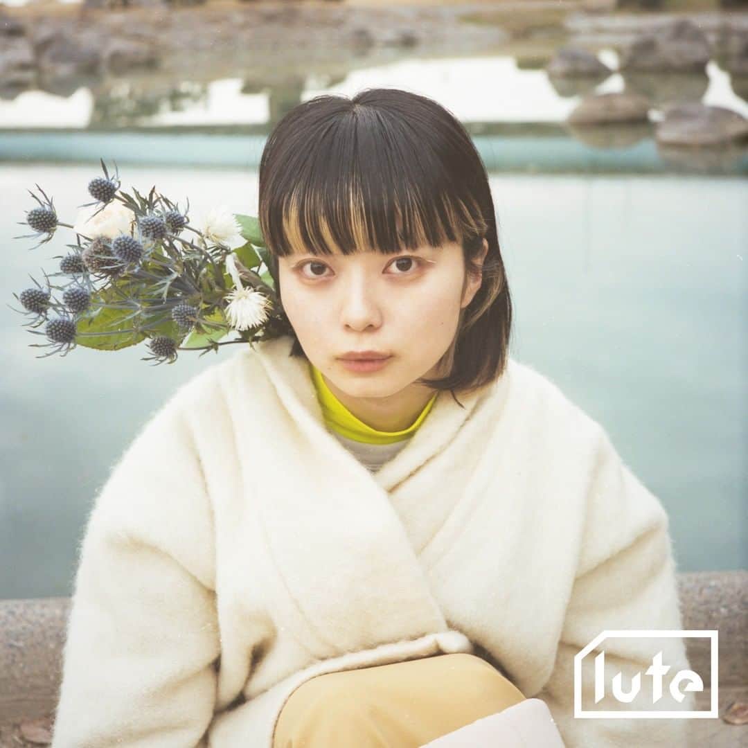 lute / ルーテのインスタグラム：「【#lute "IN TOWN"】音楽動画メディア「lute」によるインタビュー企画「IN TOWN」✍️アーティストやクリエイターのインサイドをストリートから配信📷  Interview with Kaco (@kaco.official) Occupation: singer, song writer  Q. おすすめのInstagramアカウントは？ A. 菓子屋ここのつ (@_____9__)  Q. コレクションしているものはある？ A. 器、てぬぐい  Q. お気に入りのコスメやスキンケア、香水とかある？ A. F organic / ipsaクリエイティブオイル  Q. クリエイティビティの源は？ A. ご飯やお茶をしながら人と話すことで、頭では分かっていたことが言語化され、ときめいた時に何かつくりたくなる。  Q. 最近の活動はどう？ A. YouTubeチャンネルにて、［ Kaco ⊿ COVER FILE ⊿ ］好きな曲や影響を受けた曲に自分の言葉を添えながら更新しています。  Photography: @keigosugiyama_   #lutemedia #luteintown #streetsnap #streetstyle #streetculture #streetscene #streetjapan #music #creator #interview #ルーテ #ストリートスナップ #インタビュー #音楽 #音楽のある生活 #音楽好きな人と繋がりたい」