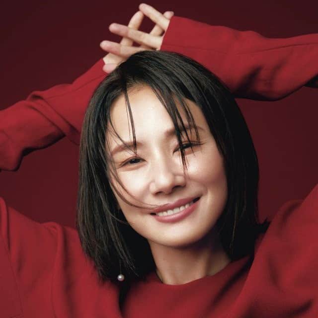 のインスタグラム：「＼吉田羊さんインタビュー／ 【「挑戦となる方を選ぶのは、成長や学びがあると思うから」】 ・ 現在好評発売中の『美的GRAND』2021冬号の表紙は、女優・吉田羊さん！ 事前に伝えていたインタビューの質問リストには、赤ペンでびっしりとメモが書き込まれていた。ひとつひとつの問いかけに真摯に向き合う姿に、背筋が伸びる。 素敵なお写真とともに早速確認していきましよう！ ・ 挑戦となる方を選ぶのは、成長や学びがあると思うから ・ 「迷ったら、困難な方を選びなさい」。ある人に言われた言葉が、今、吉田さんの生きるよすがとなっている。 「お芝居の世界でも、輝いている方は見えないところで努力をされていて、楽をすると、彼らのいる場所には絶対にたどり着けません。自分にとって挑戦となる方を選ぶのは、得意なことや容易にできそうなことよりも成長や学びがあると思うから。お芝居では、いまだに達成感や充足感を得たことはありませんが、満足したらそこで終わる気がしますし、その中で、少しずつでも前に進んできたことが今、自分の足で立てているという自信や強さになっているのかもしれません」 ・ ’19年には、運転免許を取得。その挑戦も芝居がきっかけだった。例えば、連続ドラマ初主演作『コールドケース ～真実の扉～』でも、「百合が運転している」という台本の準備稿でのト書きが、決定稿では削除されたことがあった。 「役の個性が、運転免許がない私のせいで削られることが本当に申し訳なく、お芝居の可能性を自ら狭めていることも悔しかったんです。今は運転シーンもバッチリです(笑)。また海外を旅できるようになったら、自分の運転でラスベガスからセドナまで行くのが夢ですね」 ・ ＼Yoh’s Favorites／ 【下がってきた目元】 コンプレックスだったきつね目が、加齢と共に下がってきて、ちょっとうれしい！ アイラインも下がり気味に描いています。 ・ 【グリーンのある暮らし】 ガジュマルなどが日に日に増えています。話しかけるとよく育つと聞くので、「今日もかわいいね！」と、毎日声をかけています。 ・ 【ザ・ロウのニットワンピース】 黒のシンプルなシルエットが美しくて一目ぼれ。着心地も抜群で、気に入っています。一生着続けたいアイテム。 ・ 【乳酸菌たっぷりのキムチ】 発酵食品をとろうと納豆と共に毎日食べています。古漬けが好きなので賞味期限直前のものを選びます。でも、ごはんが進みすぎて危険！ ・ Profile よしだ・よう／福岡県生まれ。小劇場を中心に舞台で10年間活動した後、映像作品に活躍の場を広げる。2014年のドラマ『HERO』で注目を集め、映画やドラマ、CMと幅広く活躍。近年の主な出演作に、主演映画『ハナレイ・ベイ』｛hlb｝（’18）、映画『記憶にございません！』（’19年）、ドラマ『恋する母たち』（TBS系）など。 ・ Information 『連続ドラマW コールドケース3 〜真実の扉〜』 刑事・石川百合が率いる神奈川県警捜査一課のチームが、未解決凶悪犯罪、通称“コールドケース”を捜査する人気クライムサスペンスの第3弾。 出演:吉田 羊、永山絢斗、滝藤賢一、光石 研/三浦友和ほか 毎週土曜22時〜WOWOWプライムにて放送中(全10話)。 ・ #吉田羊 #おすすめコスメ #女子力アップ #美意識 #自分磨き #bitekicom #コスメ好きさんと繋がりたい #メイク好きさんと繋がりたい #美容 #美的 #美的メイク #メイク好き #コスメ紹介 #女子力向上委員 #美容好きな人と繋がりたい #ツヤ肌 #コスメ #女優 #美肌 #コスメオタク #美肌になりたい #美容好きさんと繋がりたい #美意識高い人と繋がりたい #コスメ好きな人と繋がりたい #美容垢さんと繋がりたい #コスメマニア #メイク好きな人と繋がりたい #美活」