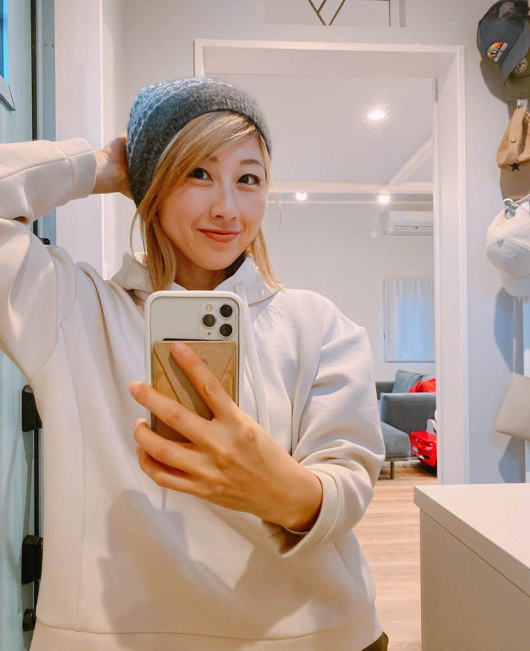 吉田ちかのインスタグラム：「A new hat mirror-selfie! Went kind of sporty today! Osaru-san got me the beanie for Xmas🐵🎁✨ Osaru-san has been busy taking photos of Pudding these days, the only way to get my photo taken is by selfie! lol omg that pose🤣﻿ ﻿ ニュー帽子でまたまたミラーセルフィー🤳🏼今日はちょっとスポーティー？帽子はおさるさんからのクリスマスプレゼントでした🎁﻿ ﻿ 最近おさるさんがプリンの写真ばかりで私を撮ってくれないから自分で🤣ってか、なんのポーズ🤣﻿ ﻿ ちなみに、先程新しい動画をアップしました！以前「便利な日本語」の動画でコラボした、神ドラマーのゴード @thedrummergordo との新作！日本語ペラペラなゴードが語学学習に大事なことを教えてくれています👍﻿ ﻿ スマホケースは、rhinoshieldの白いバンパーとMoftのカード入れスタンドを付けています⭐️」