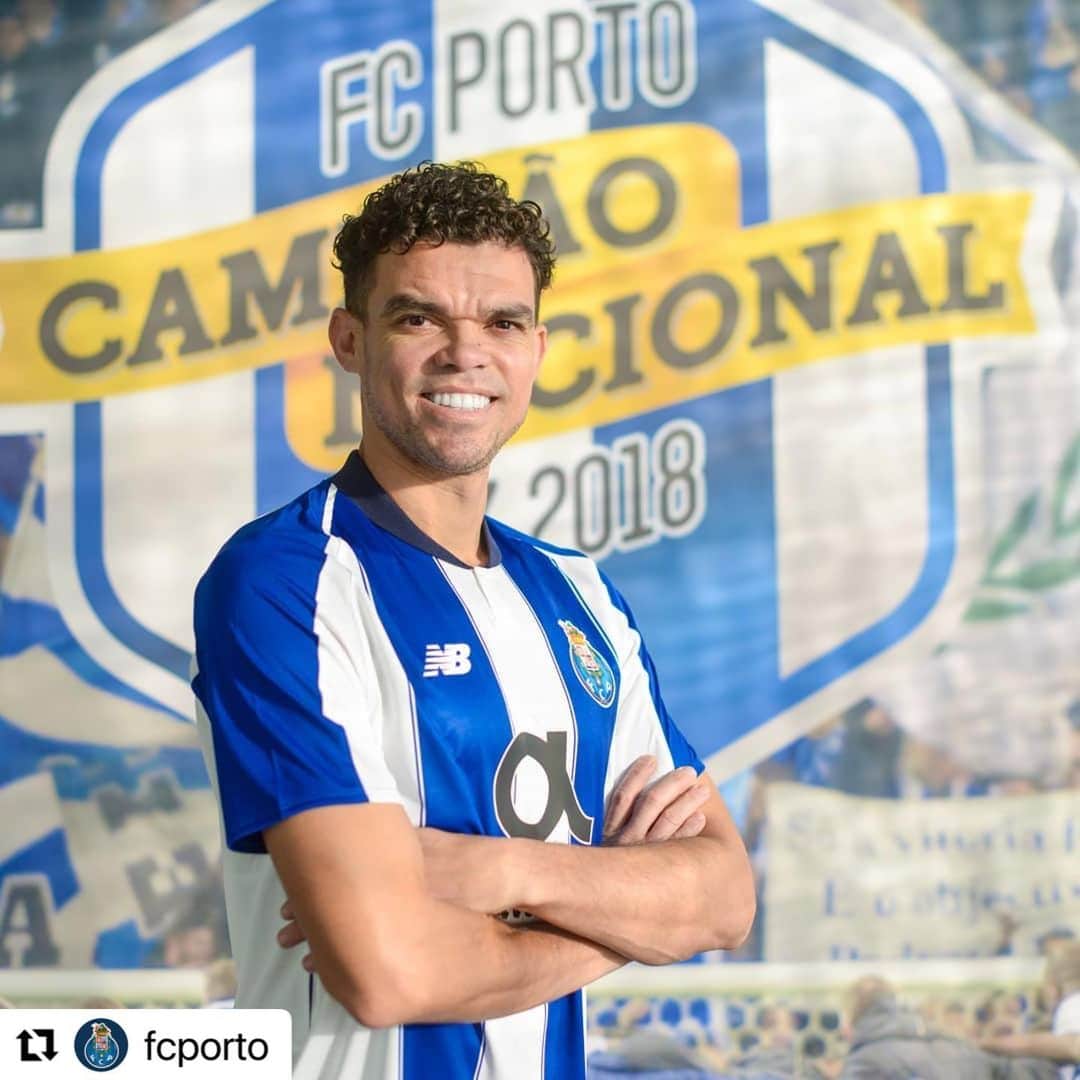 UEFAチャンピオンズリーグさんのインスタグラム写真 - (UEFAチャンピオンズリーグInstagram)「🐉 Pepe re-signed for Porto #OTD in 2019 🔵✍️  #UCL」1月8日 21時02分 - championsleague