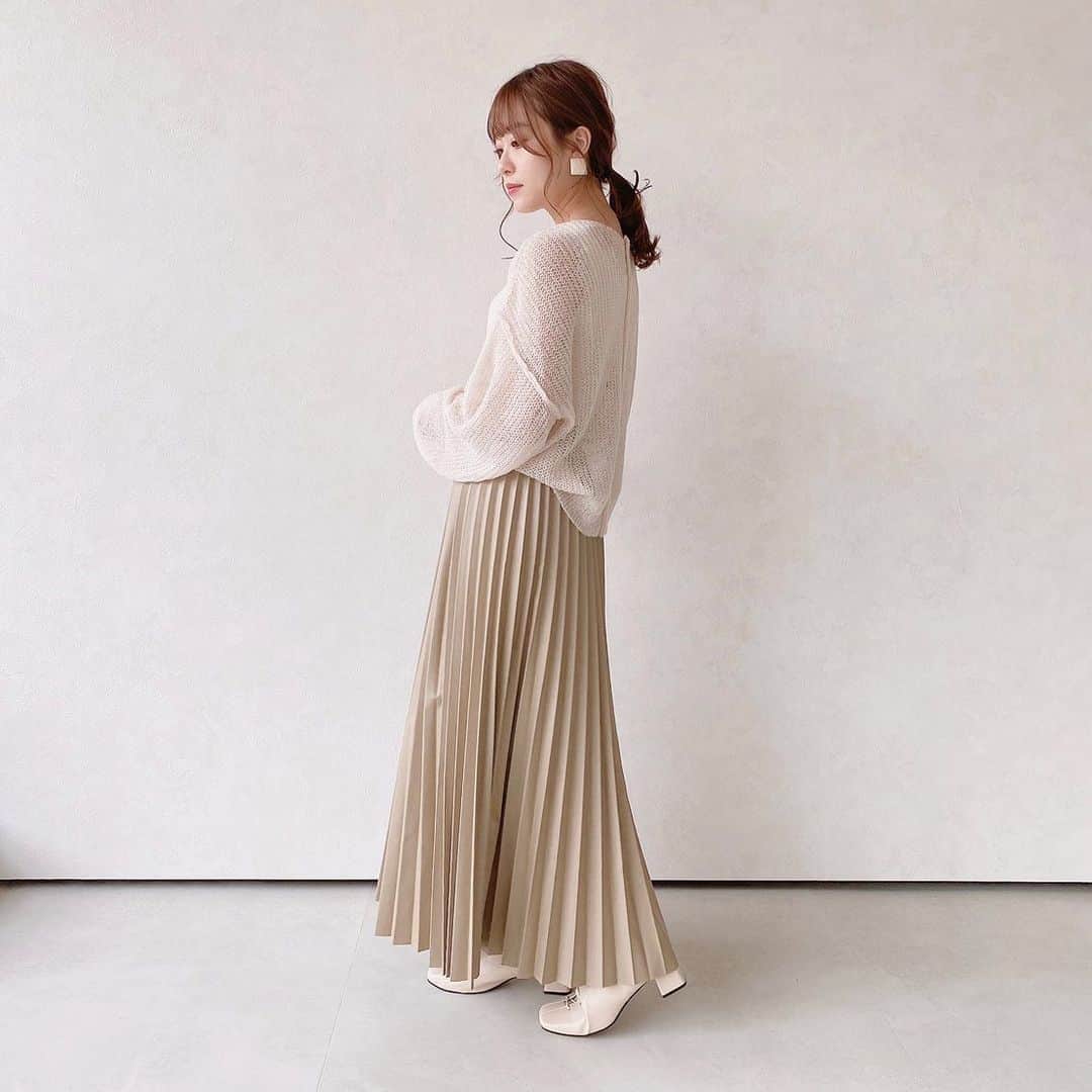 Vannie Officialのインスタグラム：「﻿ 【透けシャーベットニット】3,200+tax ﻿  ﻿ 《styling》 ﻿ ふんわり溶けちゃいそうな風合いが可愛い♡透けシャーベットニット♡ ﻿ シアー感を活かして、真っ白なロンTの上に重ねたレイヤードスタイルもオススメ◎ ﻿ シンプルデザインなのでスカートやデニムなど様々なテイストのコーデにマッチします♪ ﻿  ﻿ 《detail》 ﻿ 身頃の中心には立体的なラインデザインを施しトレンド感をプラス♪ ﻿ 全体的にゆったりとしたサイズ感で可愛さの中に抜け感のあるデザインに仕上げました◎ ﻿ 前後2WAYで着れるのでVネックとクルーネックの2パターンでお楽しみいただけます！ ﻿  ﻿ 《fabric》 ﻿ モヘア混のふんわり柔らかな素材使用﻿ ※詳しいお手入れ方法は商品タグをご参照ください。﻿ ﻿ ﻿ #vannie_u#ヴァニーユー #ZOZOでしか買えない⠀⠀ ﻿ ﻿ お問い合わせはDMまでご連絡ください‪‪☺︎‬」