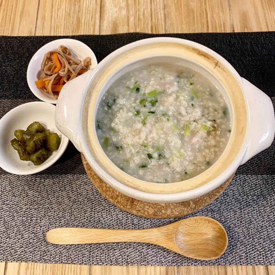 シュネルのインスタグラム：「1日遅いけど今年も『七草粥』作りました！  添えてあるのはおばあちゃんが実家から送ってくれた手作りの漬物といかにんじんです！  七草粥の味付けは本当は塩のみなんですが今回は白だしを少しだけ入れてつくりました！  #food #料理 #おうちごはん #シュネルキッチン #七草粥」