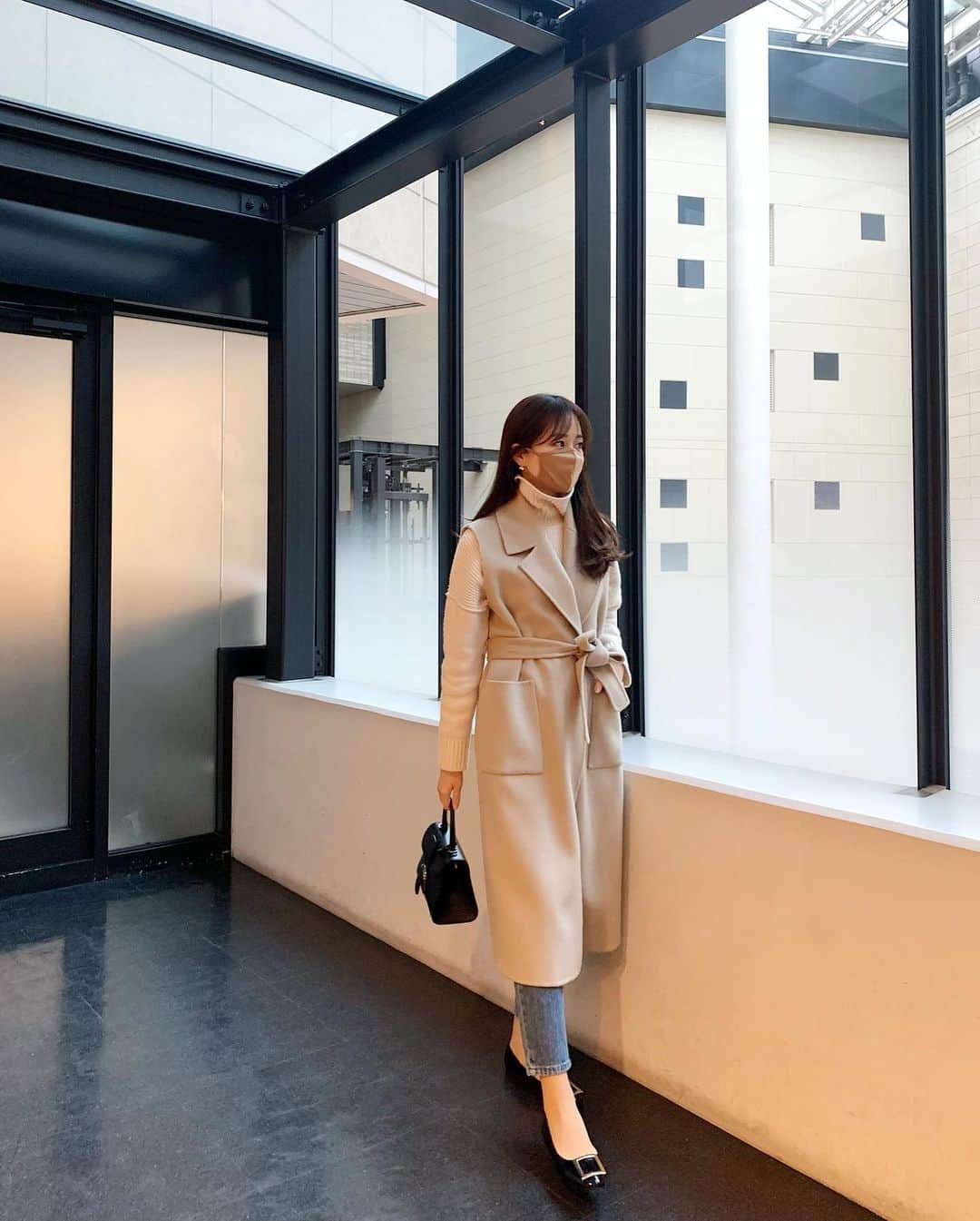 ハンナミのインスタグラム：「春までたくさん 活躍しそうなロングベスト 🤍 靴とバッグ以外ぜんぶ ENEUだった日 :-)  coat, knit, demim #eneu bag #delvaux shoes #rogervivier」
