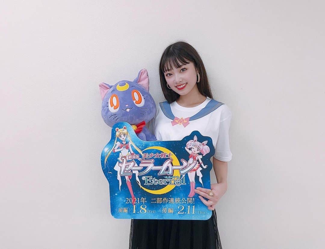 のインスタグラム：「🌙.*·̩͙ 本日、1月8日に公開された  劇場版「美少女戦士セーラームーン　Eternal 」《前編》 の映画試写会に行ってきました✨ その様子がエマリーに記事が上がっているので是非読んでみてください💖✨  セーラームーンTシャツ可愛いでしょ😳  #劇場版セーラームーン  #エマリー #チームシンデレラ」