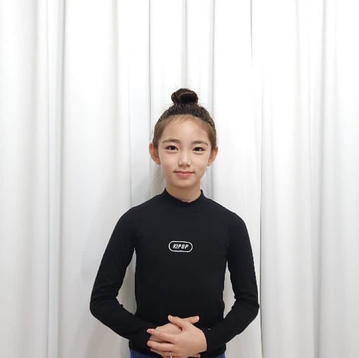 ウンチェのインスタグラム：「. 자기소개 영상 찍으려다가  모르고 사진을 찍어버렸네😝  #증명사진 #아님 #금요일 #일상  #daily #딸스타그램 #초딩스타그램 #키즈모델 #주니어모델 #아역배우  #이은채 #LeeEunchae #Eunchae」