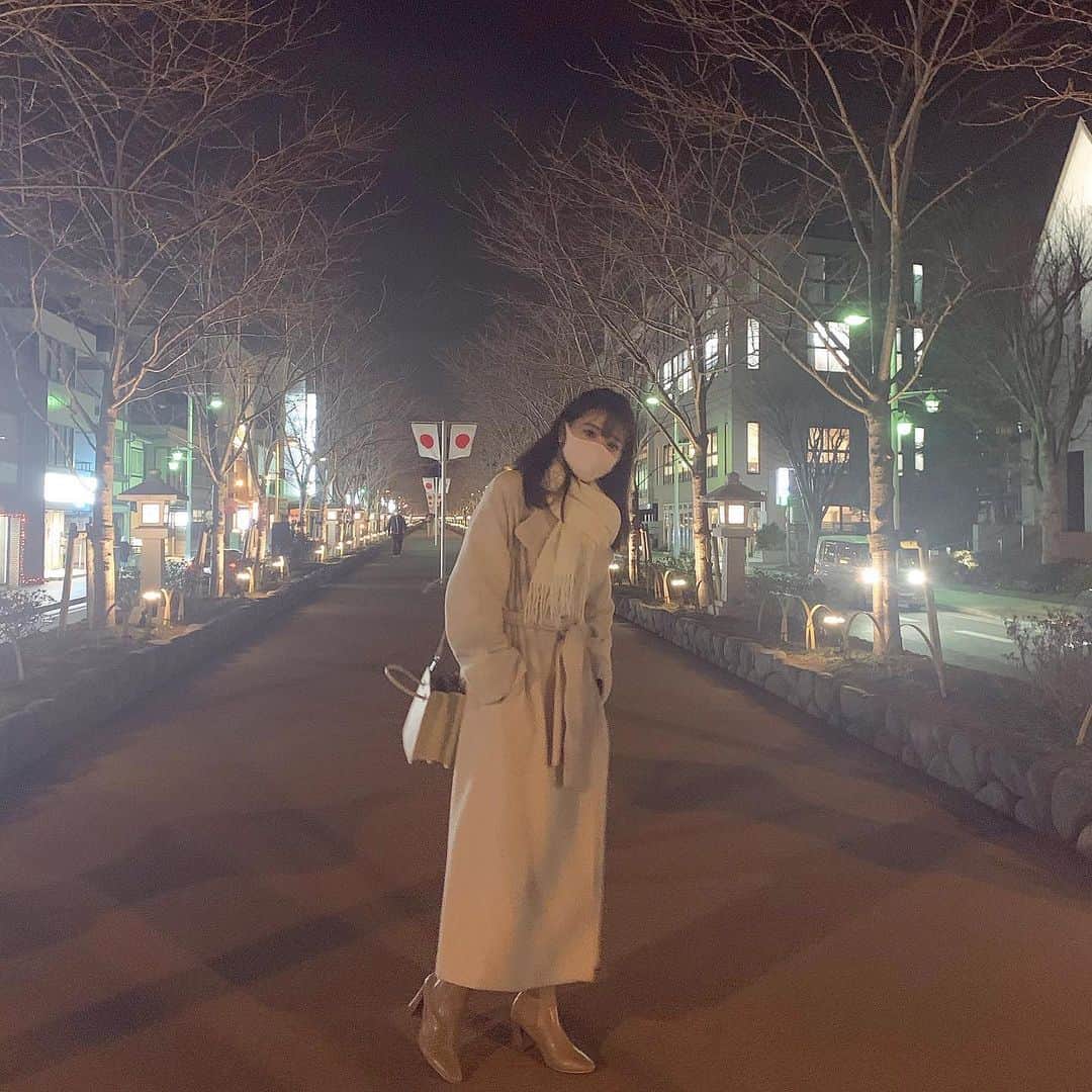 のインスタグラム：「この日は全身ホワイトだった🐈新しい鞄がお気に入り！  #鎌倉 #鶴岡八幡宮 #初詣 #冬コーデ #冬カラー #オールホワイト #ホワイトコーデ #snidel #lilybrown #你好」