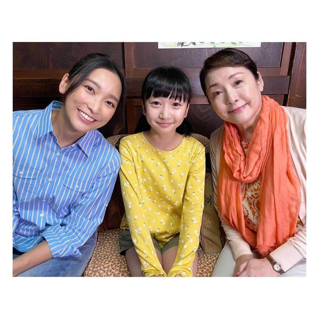 横溝菜帆さんのインスタグラム写真 - (横溝菜帆Instagram)「.  NHKBSプレミアム・BS4K同時放送 『おもひでぽろぽろ』 明日21:00から放送です！  松坂さんとは初めての共演で、とても穏やかで優しい方でした。 杏さんとは以前、声のお仕事で親子役として共演した事がありました。 次はドラマで共演したいと、ずっと願っていたので、決まった時はすごく嬉しかったです☺️  とってもかわいいタエ子おばあちゃんと、夏希お母さんのやりとりは必見です♪♪ ぜひご覧下さい！  #松坂慶子 さん #杏 さん #おもひでぽろぽろ」1月8日 21時11分 - y_naho_te