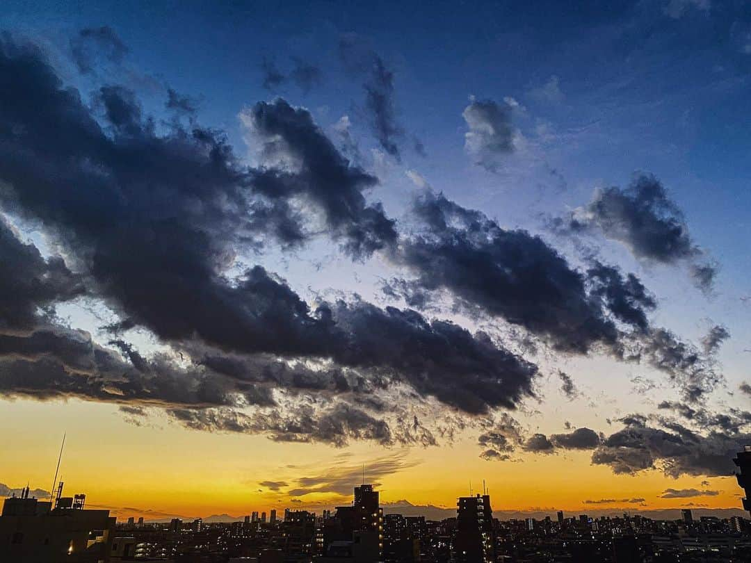 上本昌代のインスタグラム：「今日の東京の夕暮れ☺️ 今日も街も電車もスーパーマーケットも人がたーくさん。 そして夕暮れはやっぱり今日も美しい😊✨ #tokyo #東京 #ちっちゃく富士山 #イマソラ #sky #beautiful #nature #自然好き #空 #夕暮れ #sunset #雲 #緊急事態宣言って何 #ノータリン #コロナの大バカたれ #thisisreality」