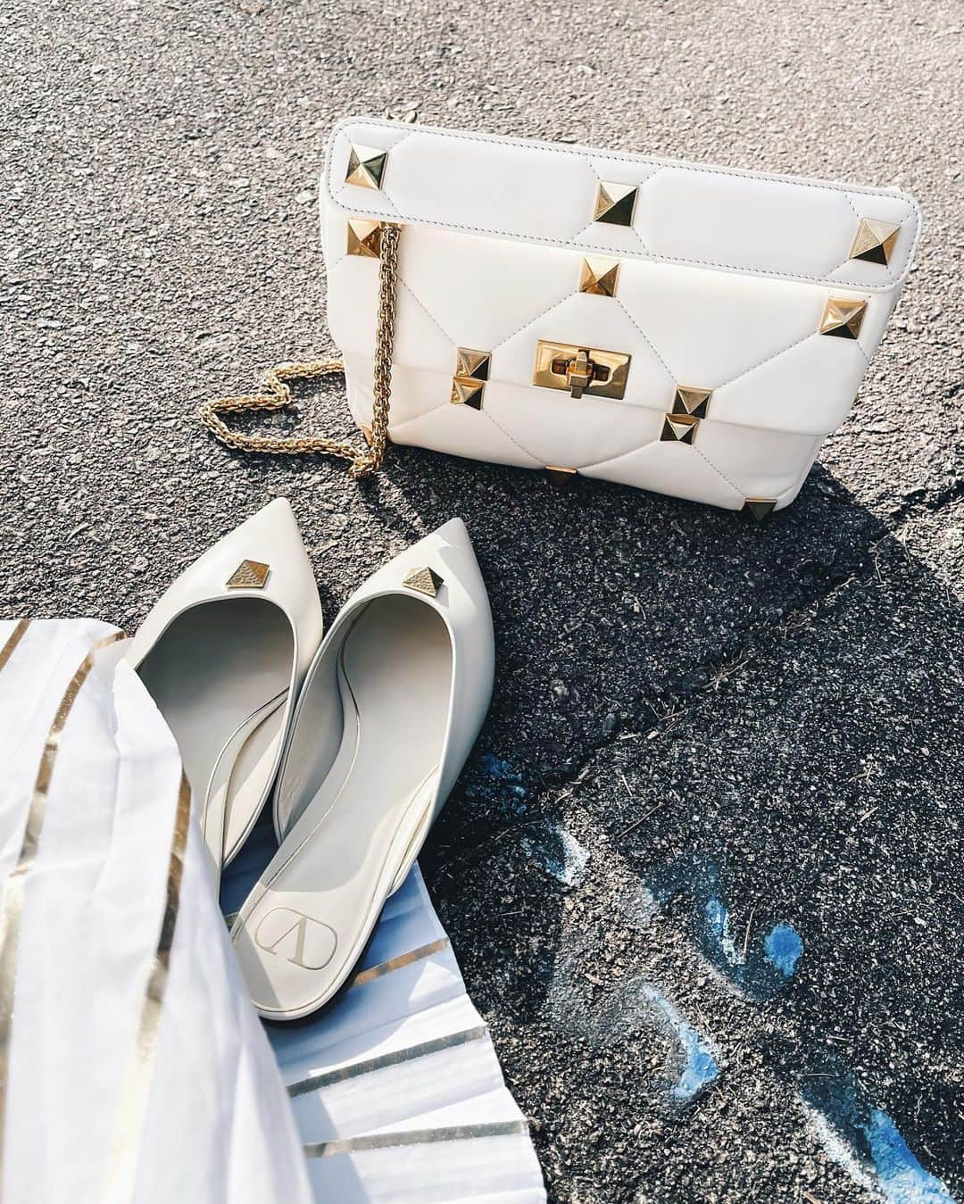 Ruby Kwanさんのインスタグラム写真 - (Ruby KwanInstagram)「#RomanStud. 🔶 The maxi antique brass metal studs lead a strong street attitude to classic craftsmanship.  @MaisonValentino Roman Stud mules and bag. #valentino #pierpaolopiccioli #valentinoresort21 #rougeclosetxvalentino」1月8日 21時14分 - rougecloset