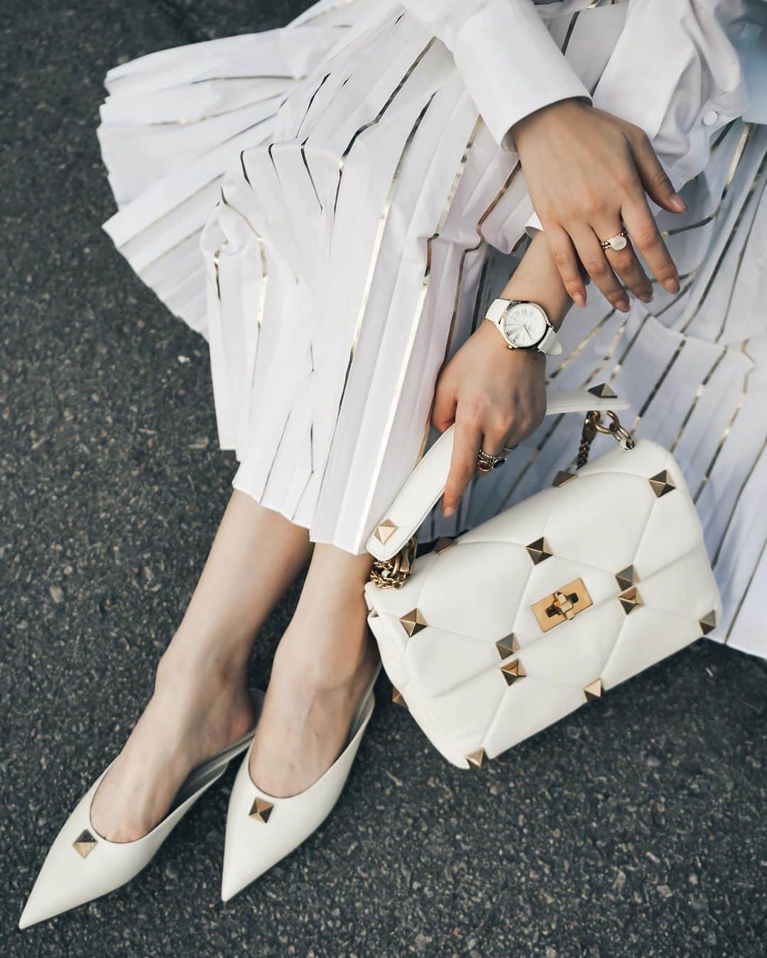 Ruby Kwanのインスタグラム：「#RomanStud. 🔶 The maxi antique brass metal studs lead a strong street attitude to classic craftsmanship.  @MaisonValentino Roman Stud mules and bag. #valentino #pierpaolopiccioli #valentinoresort21 #rougeclosetxvalentino」