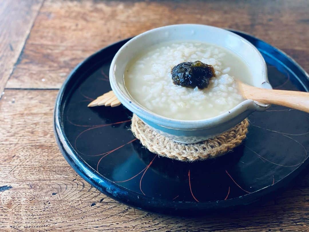 Chinamiのインスタグラム：「ただいま〜＼(^-^)／ みなさま、お久しぶりです！ . 遅くなってしまいましたが、 あけましておめでとうございます。 本年もどうぞよろしくお願いいたします。 . . #さみしかった？(笑) . #3ヶ月のスマホ断食を終え無事に戻ってまいりました😃 . #七草粥を含んだお粥10選の記事を書いたので、お粥愛に興味のある方ぜひ覗いてみてね！👈🏻プロフィールからどうぞ . #2021年が皆様にとって幸多き年になりますように😊✨」
